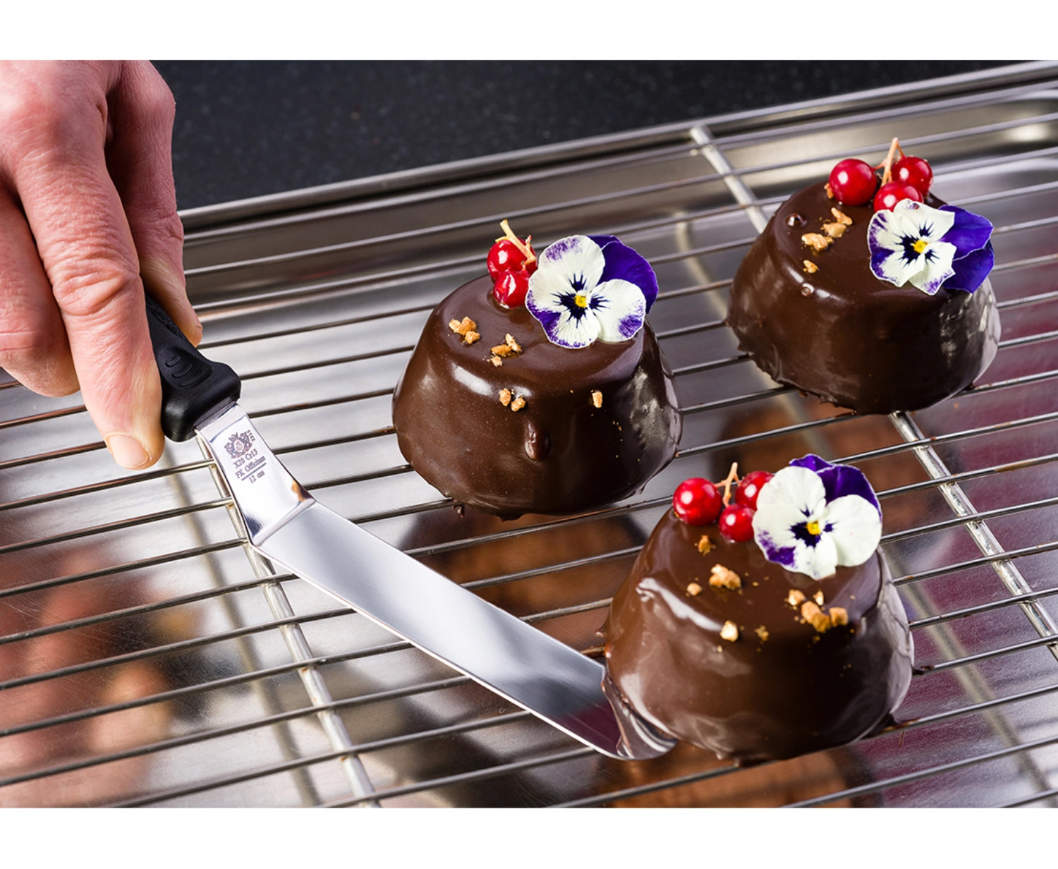 Abgewinkelte Kuchenspachtel von de Buyer, 15 cm Klingenlänge, ideal zum Anrichten und Servieren von Kuchen und Torten in der Küche.