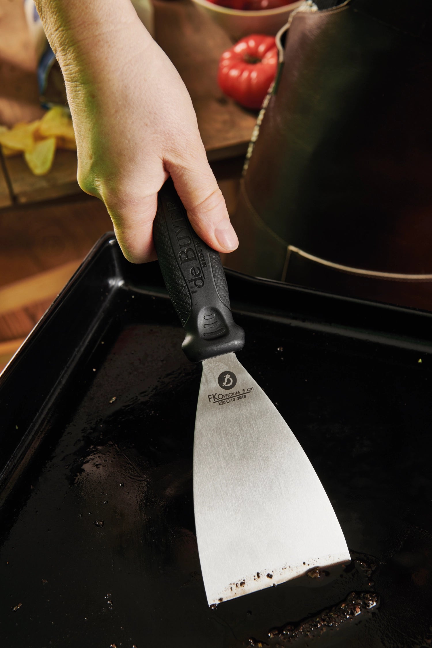 Dreiecksspachtel von de Buyer, 8 cm Klinge, 26,5 cm lang, ideal für präzises Arbeiten in der Küche, robust und funktional.