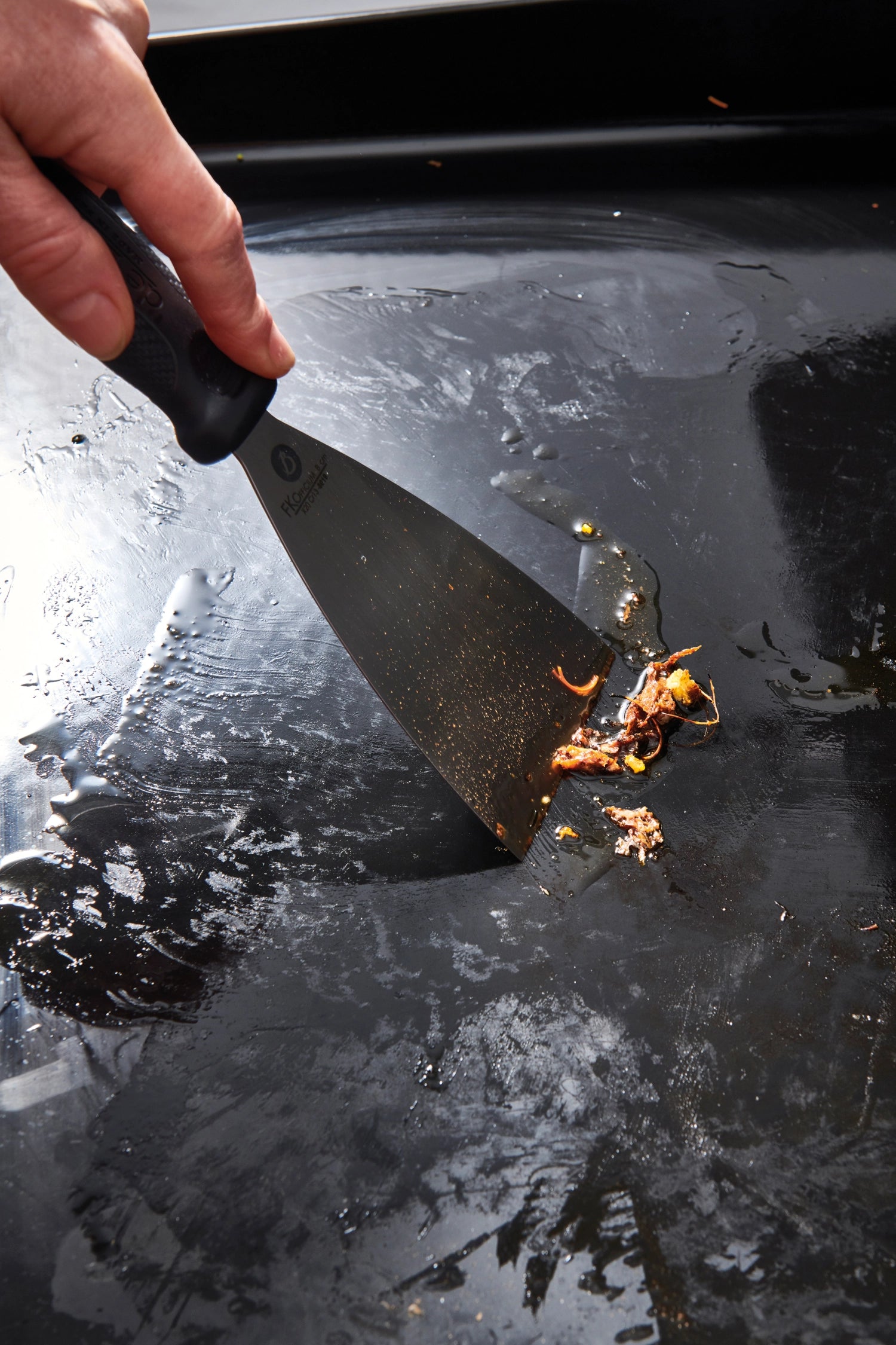 Entdecken Sie die vielseitige Dreiecksspachtel von de Buyer mit 8 cm Klinge. Perfekt für Teigverarbeitung und kreative Küchenanwendungen!