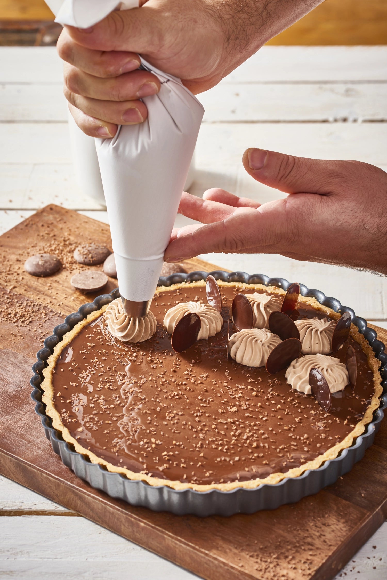 Die Tortenform Ø 32cm von de Buyer aus robustem Edelstahl mit elegantem geriffelten Design und praktischem herausnehmbarem Boden sorgt für müheloses Backen und perfekte Ergebnisse.