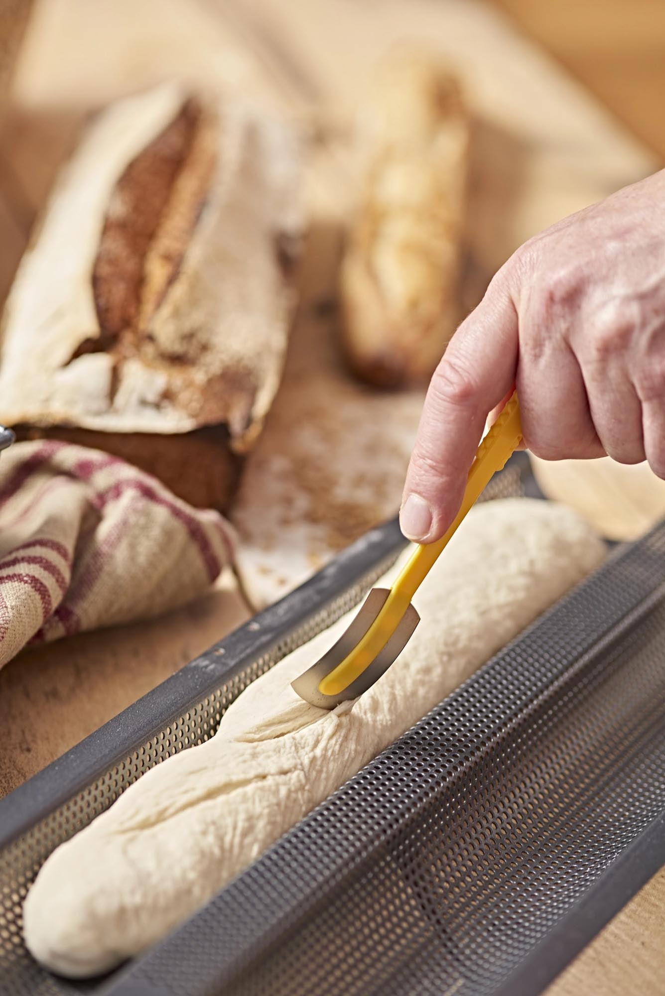Erleben Sie mit dem gelochten Backblech von de Buyer (37x16,2 cm) die Kunst des Baguette-Backens – für optimale Luftzirkulation und köstliche Ergebnisse!