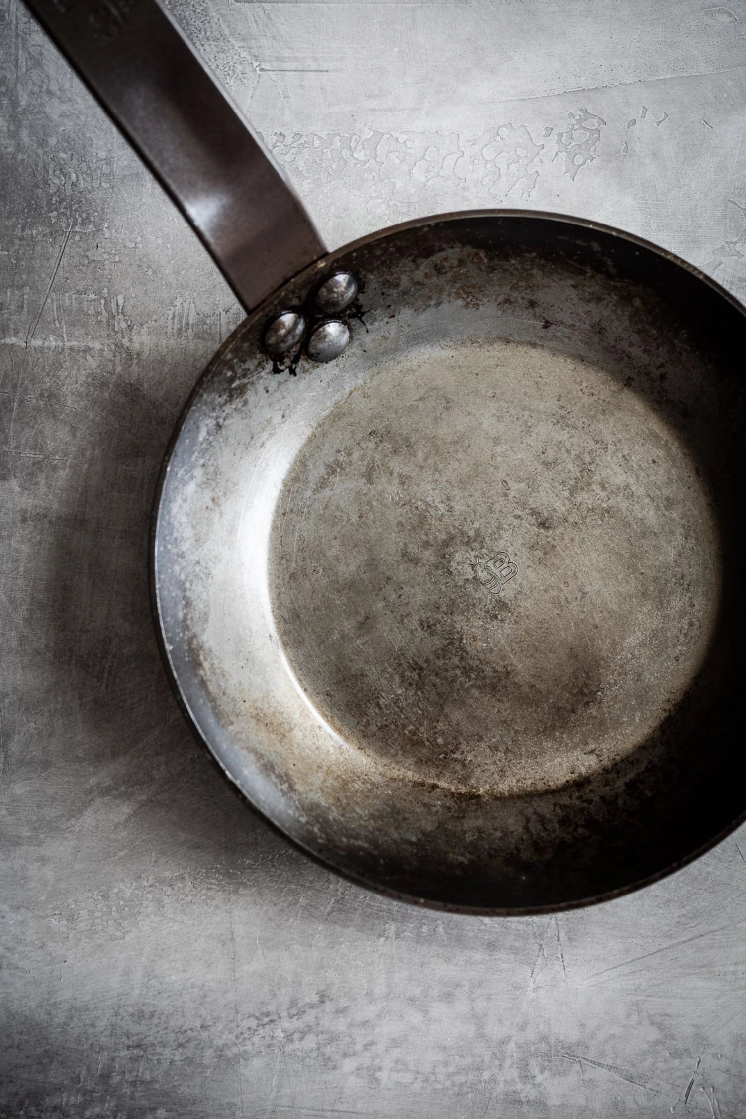 CARBONE PLUS Lyonnaise Bratpfanne Ø 40cm von de Buyer, ideal für Induktionsherde, robust und vielseitig für perfekte Bratergebnisse.