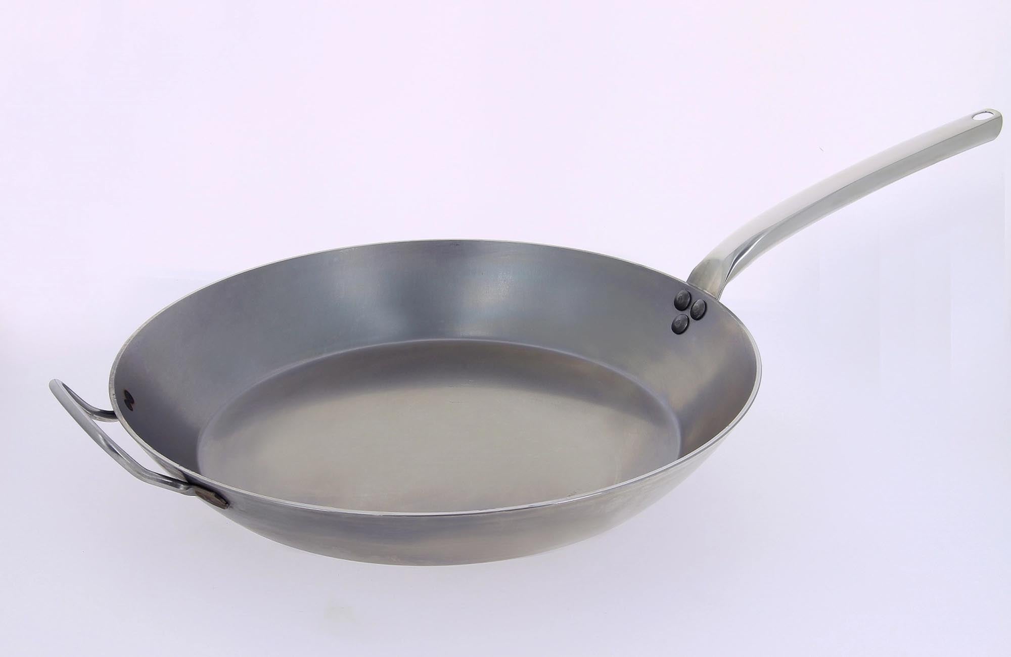 Die CARBONE PLUS Bratpfanne Ø 24cm von de Buyer: robustes Stahlblech, ergonomischer Edelstahlgriff, ideal für Induktion, langlebig und pflegeleicht.