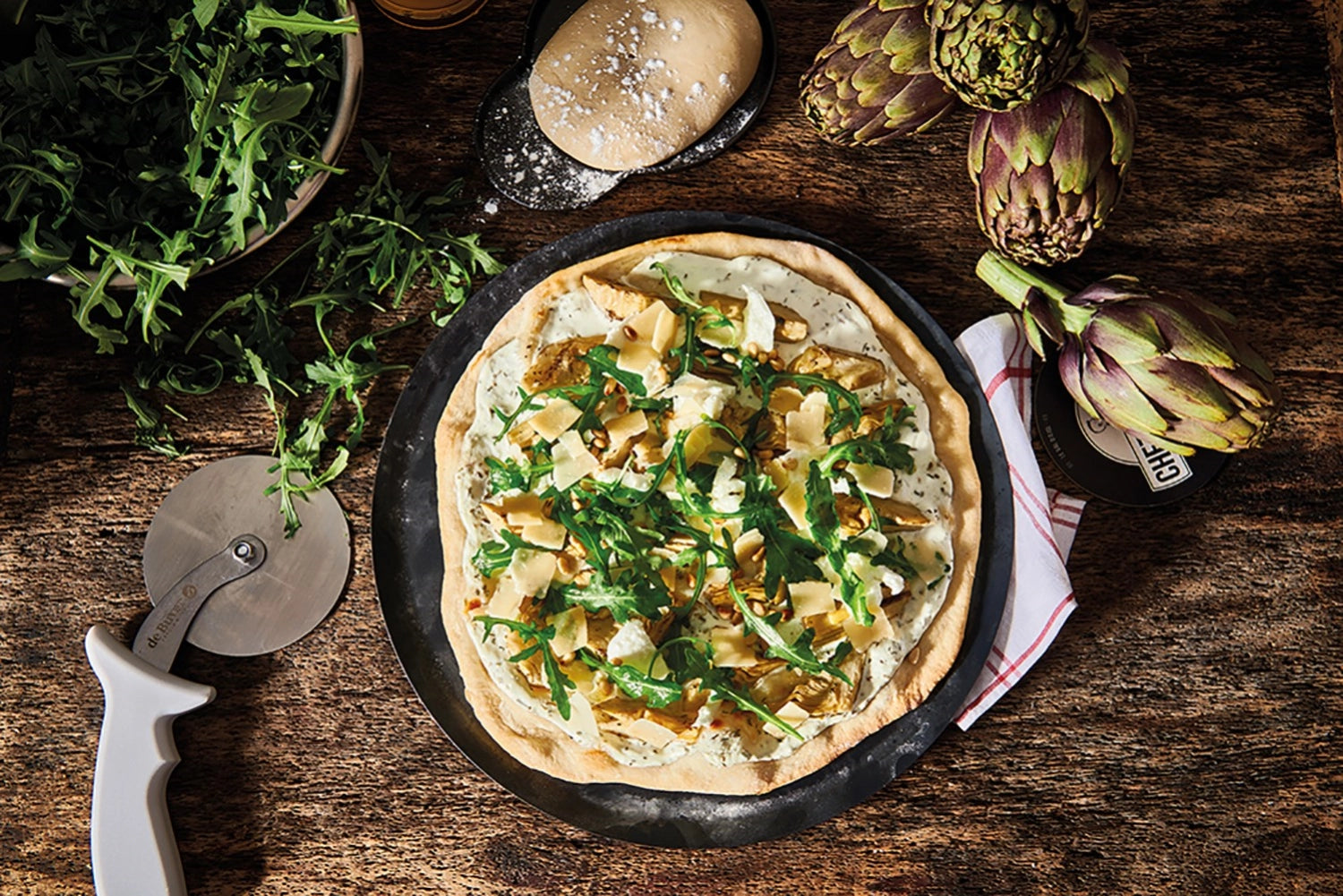 Rundes Pizzablech aus Blaustahl mit Ø 36 cm von de Buyer, ideal für knusprige Pizzen und gleichmäßige Wärmeverteilung.