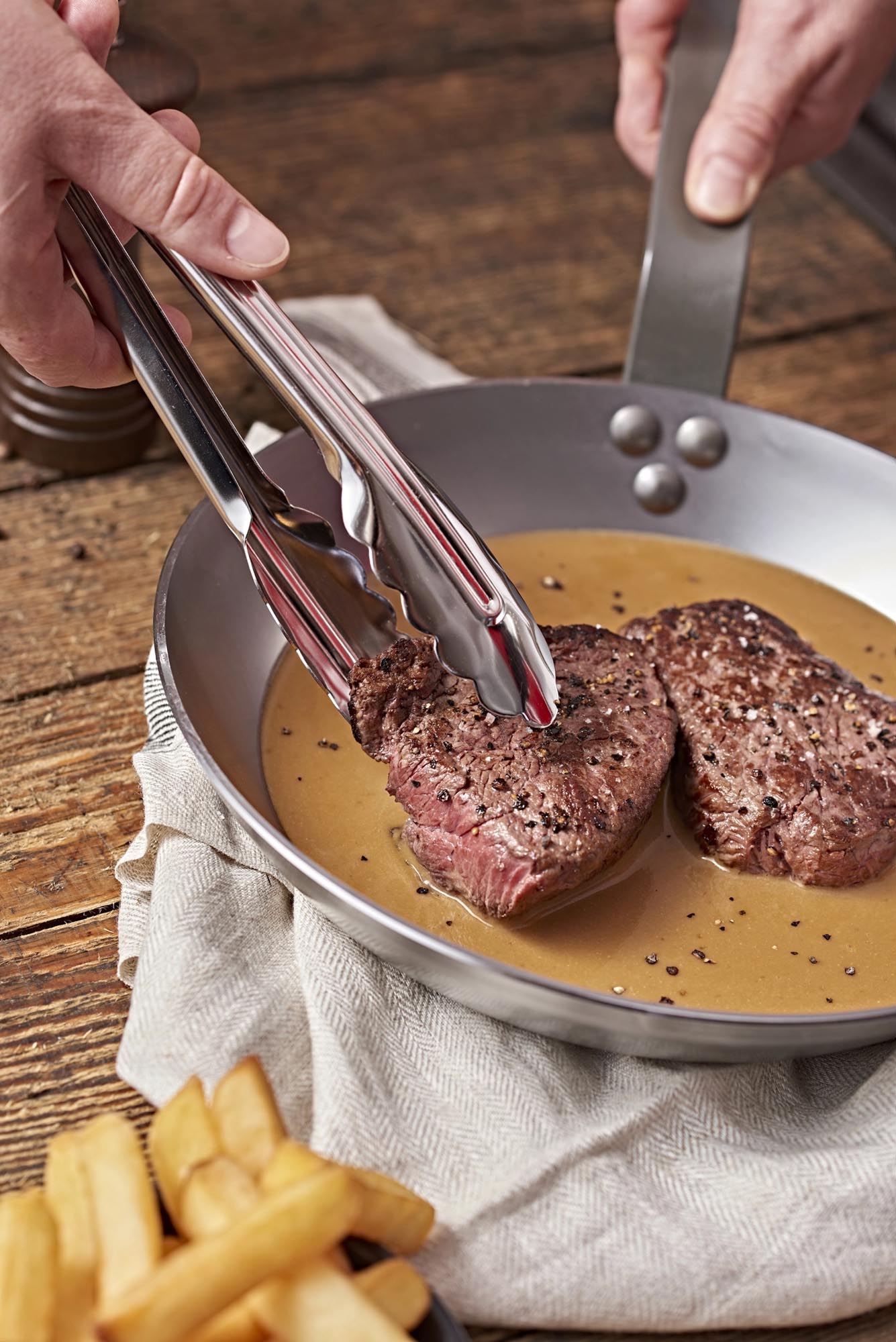 Entdecken Sie die MINERAL B ELEMENT Eisenpfanne Ø 20cm von de Buyer – ideal für Induktionsherde, robust und vielseitig einsetzbar.