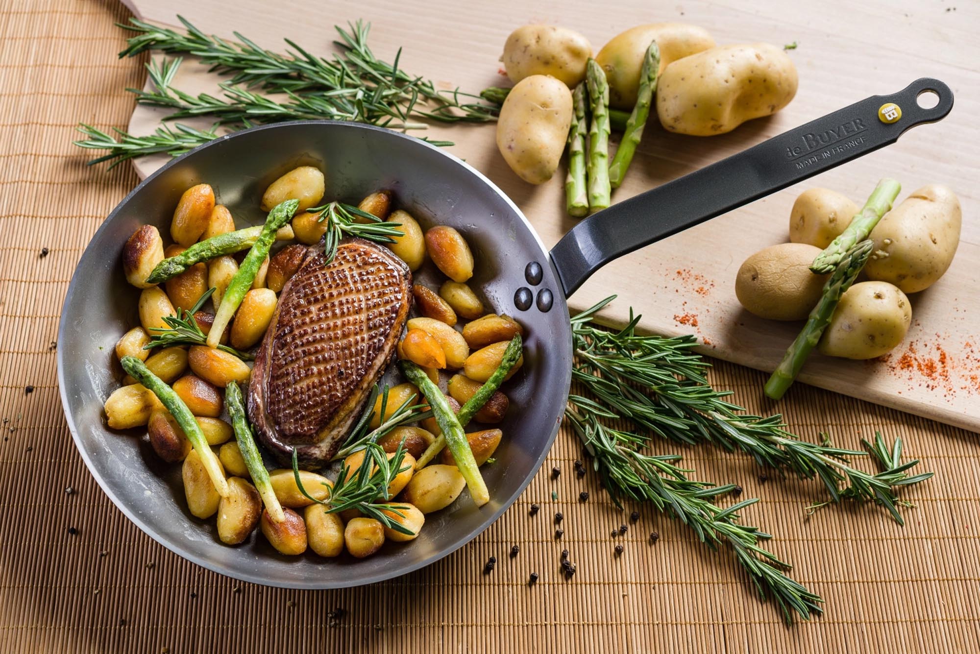 Hochwertige MINERAL B ELEMENT Eisenpfanne Ø 26cm von de Buyer, ideal für Induktion und vielseitige Kochanwendungen.