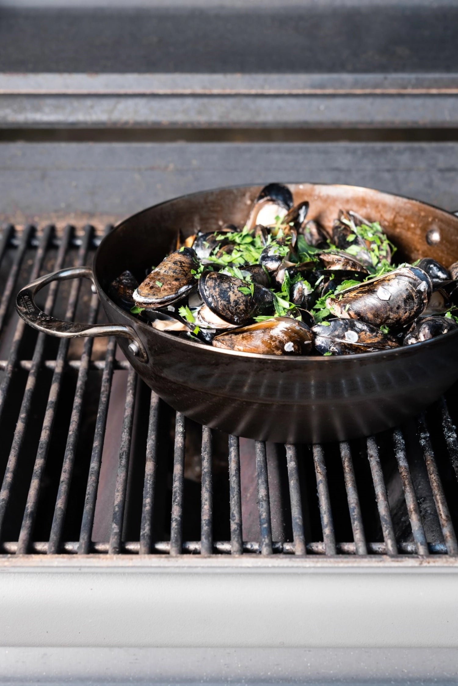 Entdecken Sie den MINERAL B ELEMENT Bauerntopf Ø 28cm von de Buyer – ideal für köstliche Gerichte. Robuster Stahl, induktionsgeeignet und mit zwei praktischen Griffen.