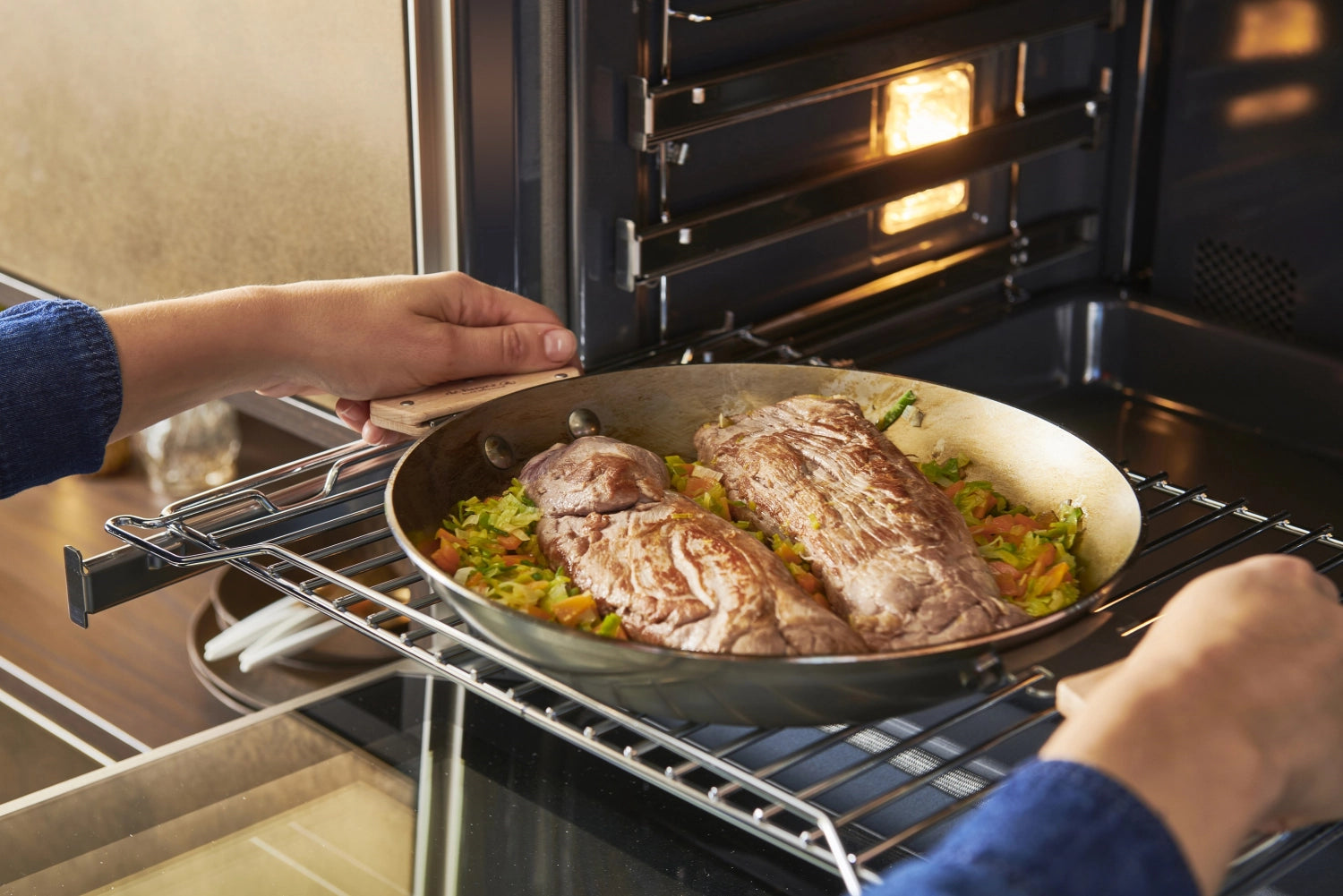 Hochwertige 24 cm Bratpfanne aus Stahl von de Buyer, perfekt für schonendes Braten, robust und für alle Herdarten geeignet.