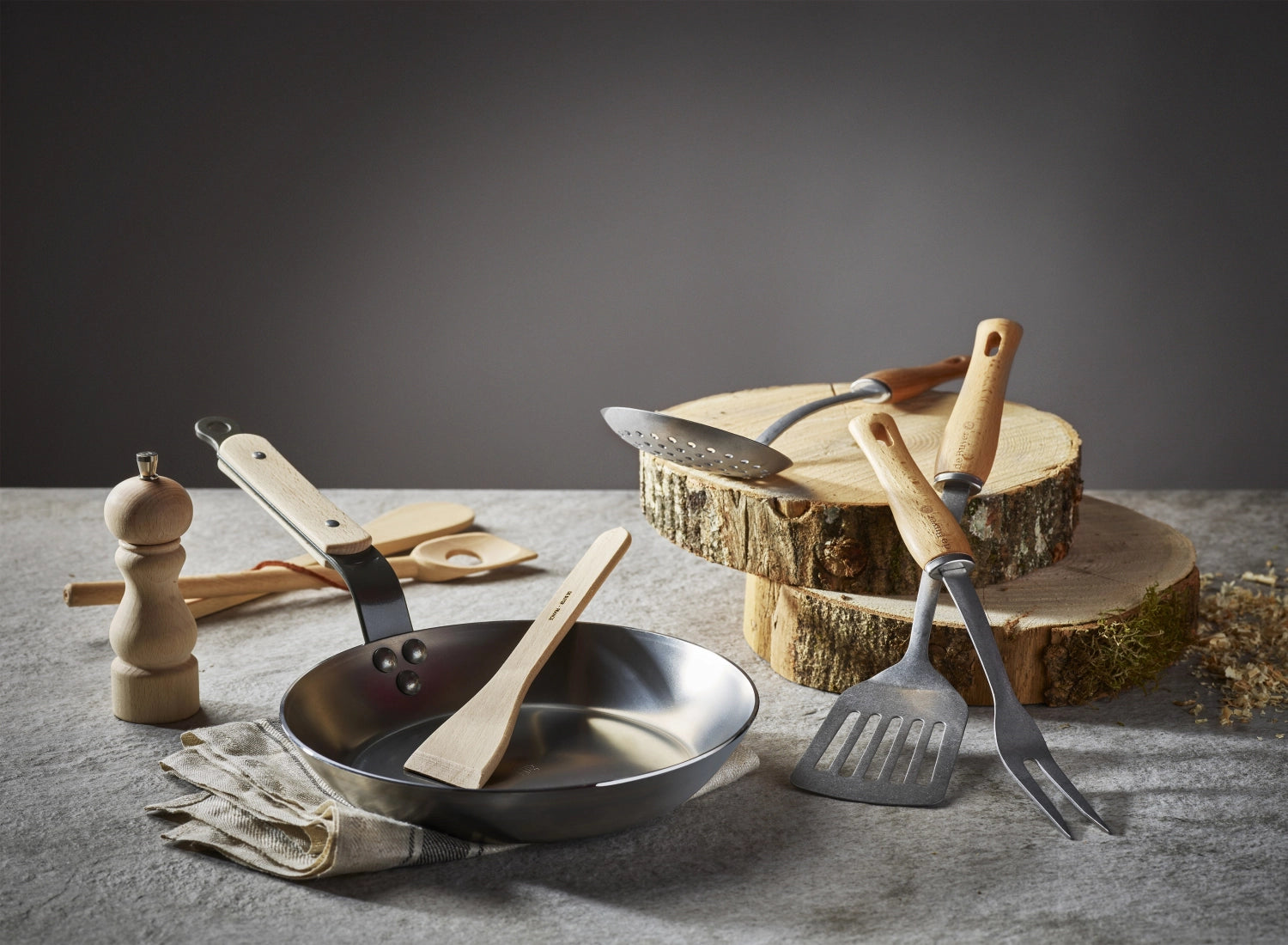 MINERAL B ELEMENT Runde Bratpfanne 24cm von de Buyer, ideal für gesundes Braten und Kochen, aus hochwertigem, natürlichem Material.