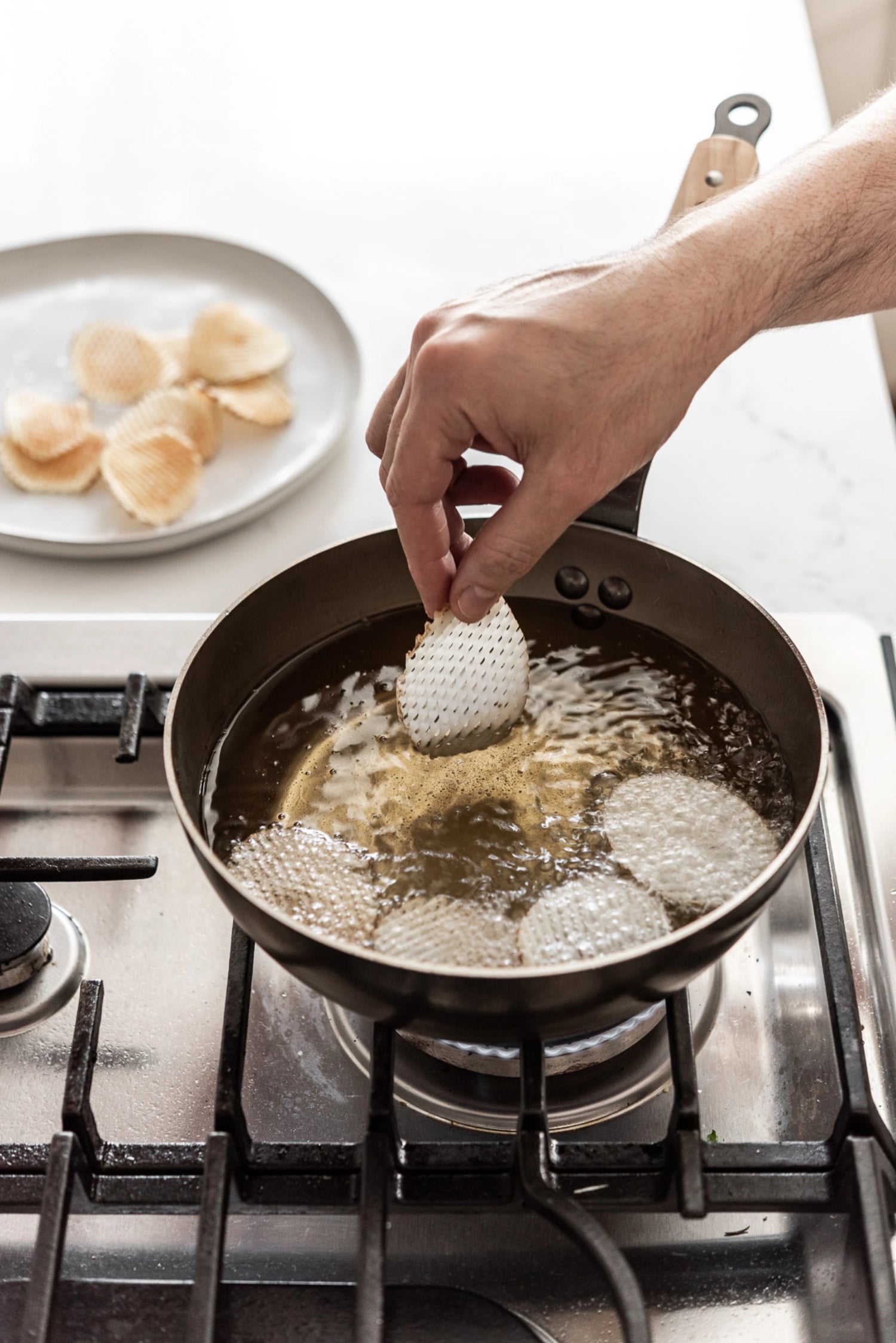 Robuster 24 cm Bauerntopf aus der MINERAL B ELEMENT Reihe von de Buyer, perfekt für gesundes Kochen und hohe Temperaturbeständigkeit.