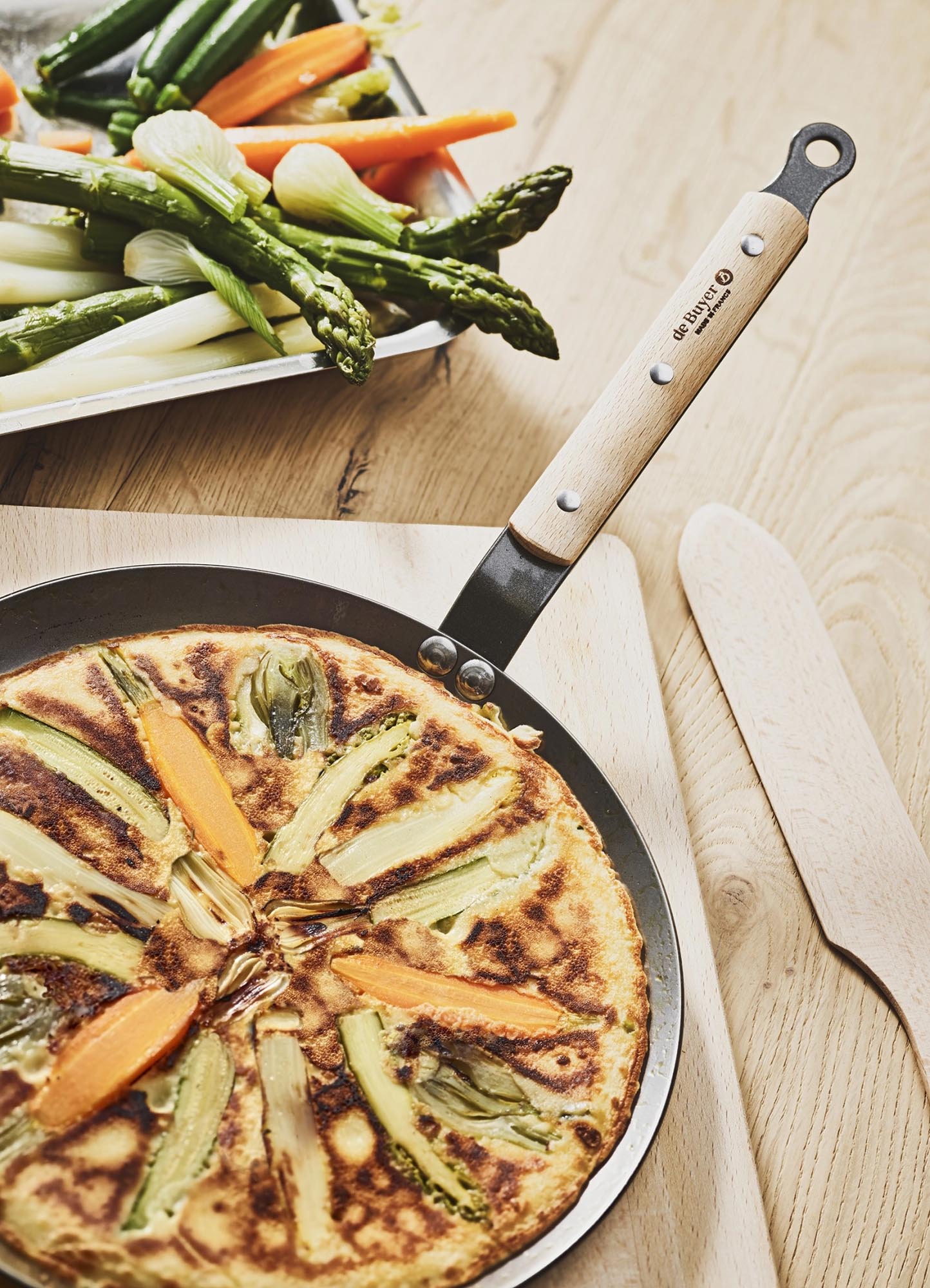 Crepe-Pfanne Mineral B Bois Ø 26 cm von de Buyer: Hochwertige Eisenpfanne mit Holzgriff, ideal für perfekte Crepes und Pfannkuchen.