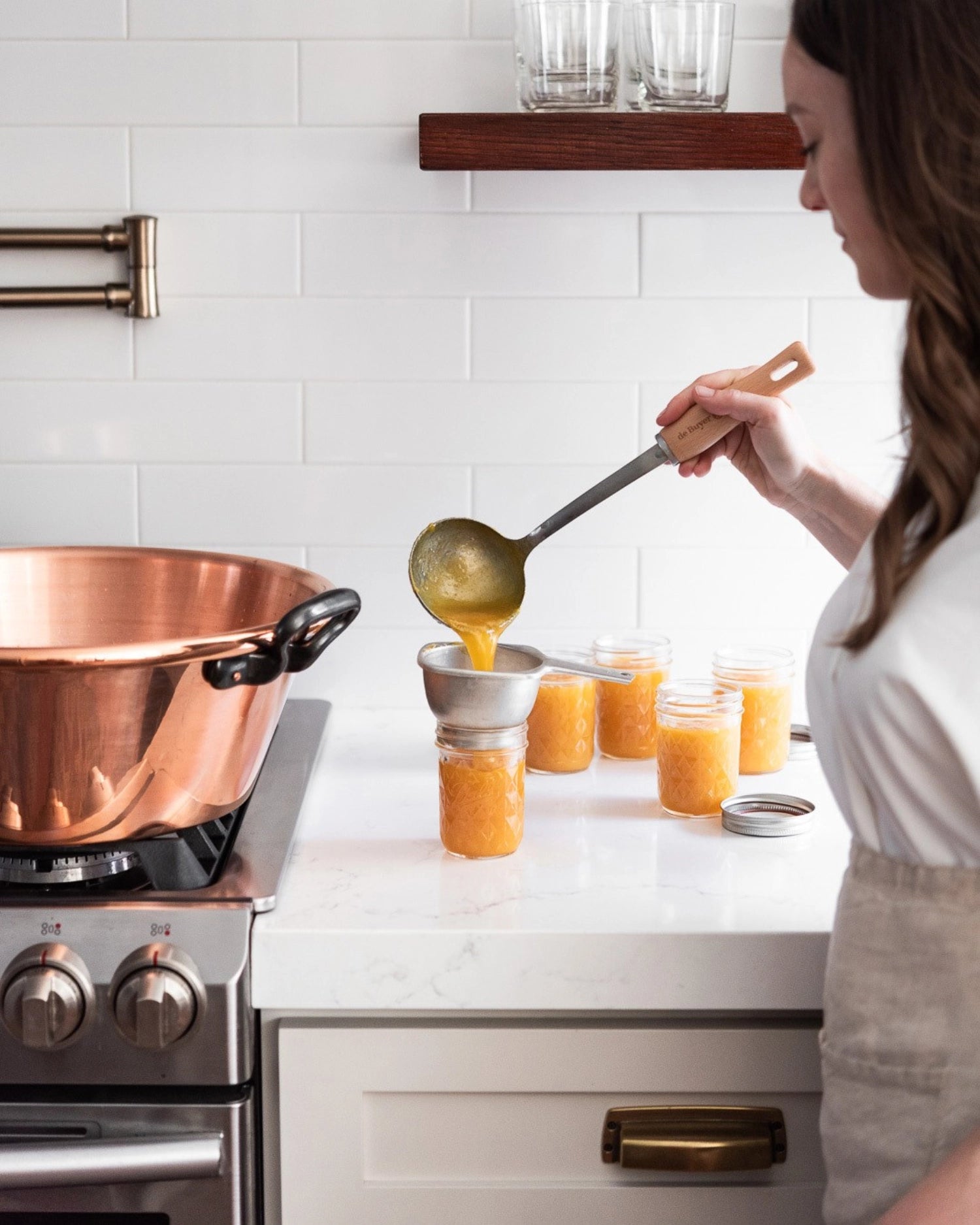 Erleben Sie den eleganten Marmeladentopf aus Kupfer von de Buyer (Ø38cm, H: 15cm, 9lt) – ideal für köstliche Marmeladen und perfekte Kochergebnisse!