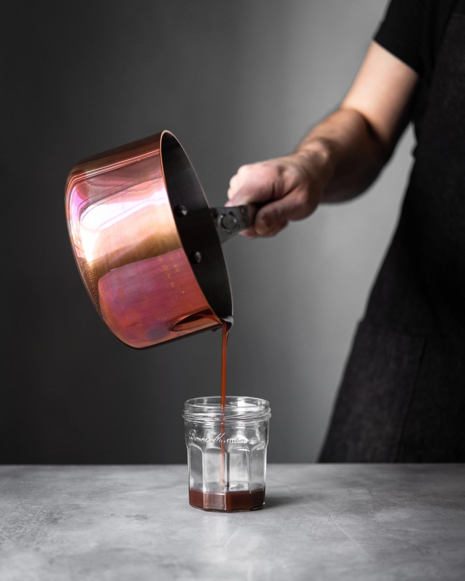 Entdecken Sie die PRIMA MATERA Stielkasserolle (Ø14cm) von de Buyer – eine perfekte Kombination aus Kupfer und Edelstahl für gleichmäßiges Kochen auf Induktionsherden.