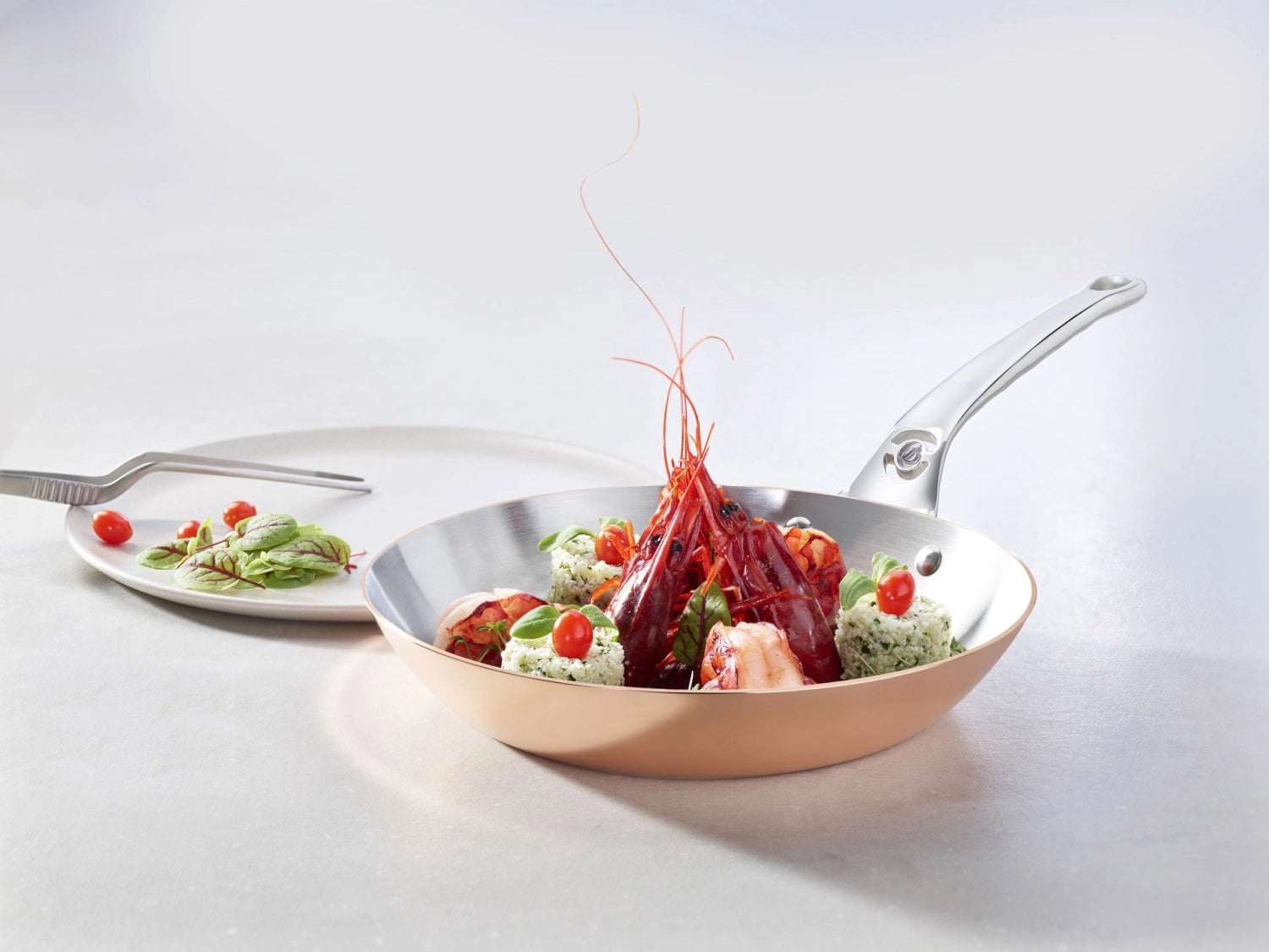 Erleben Sie die PRIMA MATERA Bratpfanne von de Buyer. Ø28cm, aus hochwertigem Kupfer und Edelstahl, optimal für Induktionsherde. Ideal für feine Gerichte!