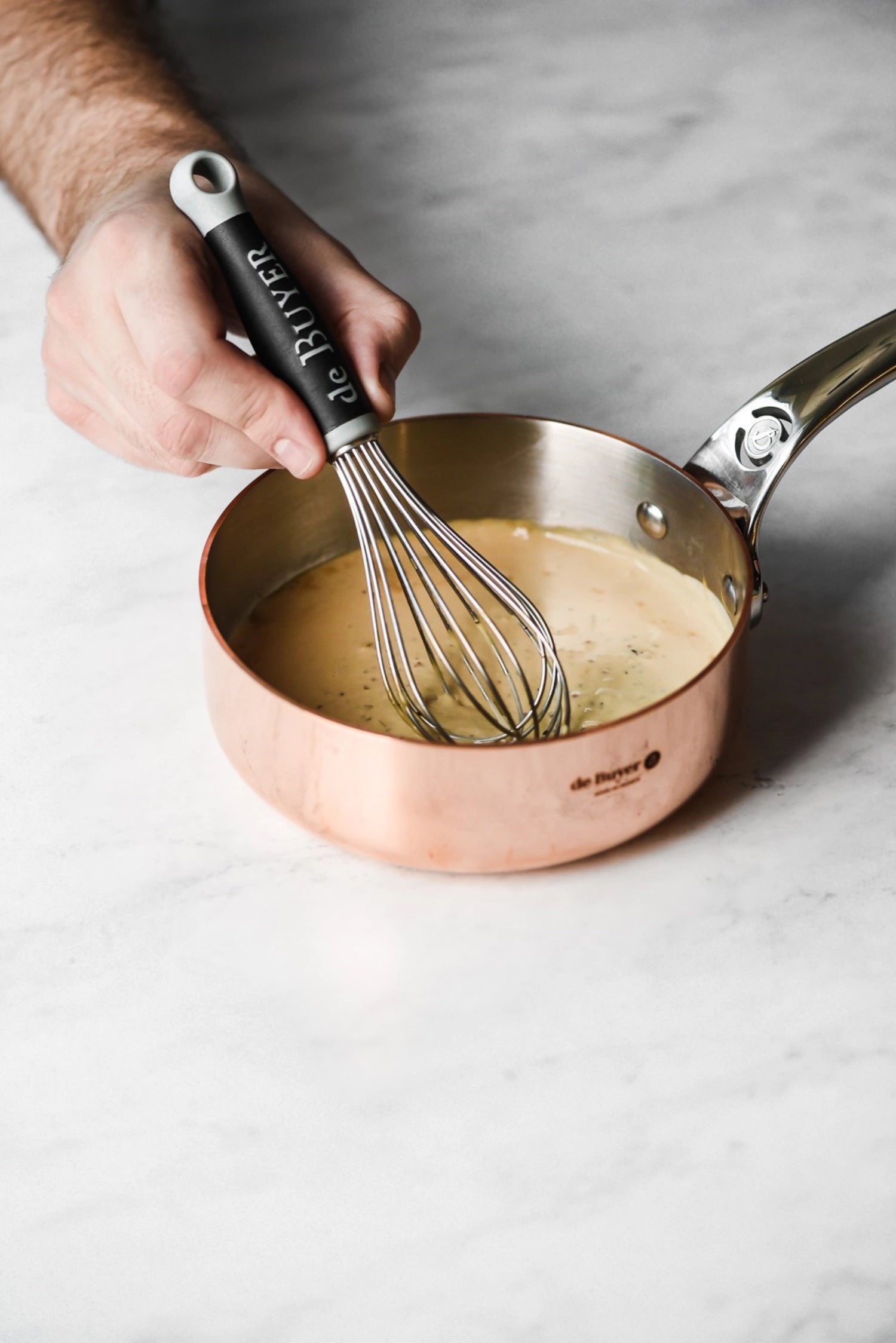 PRIMA MATERA Sauteuse aus Kupfer und Edelstahl, Ø20cm, induktionsgeeignet, ideal für präzises Kochen und stilvolles Servieren.