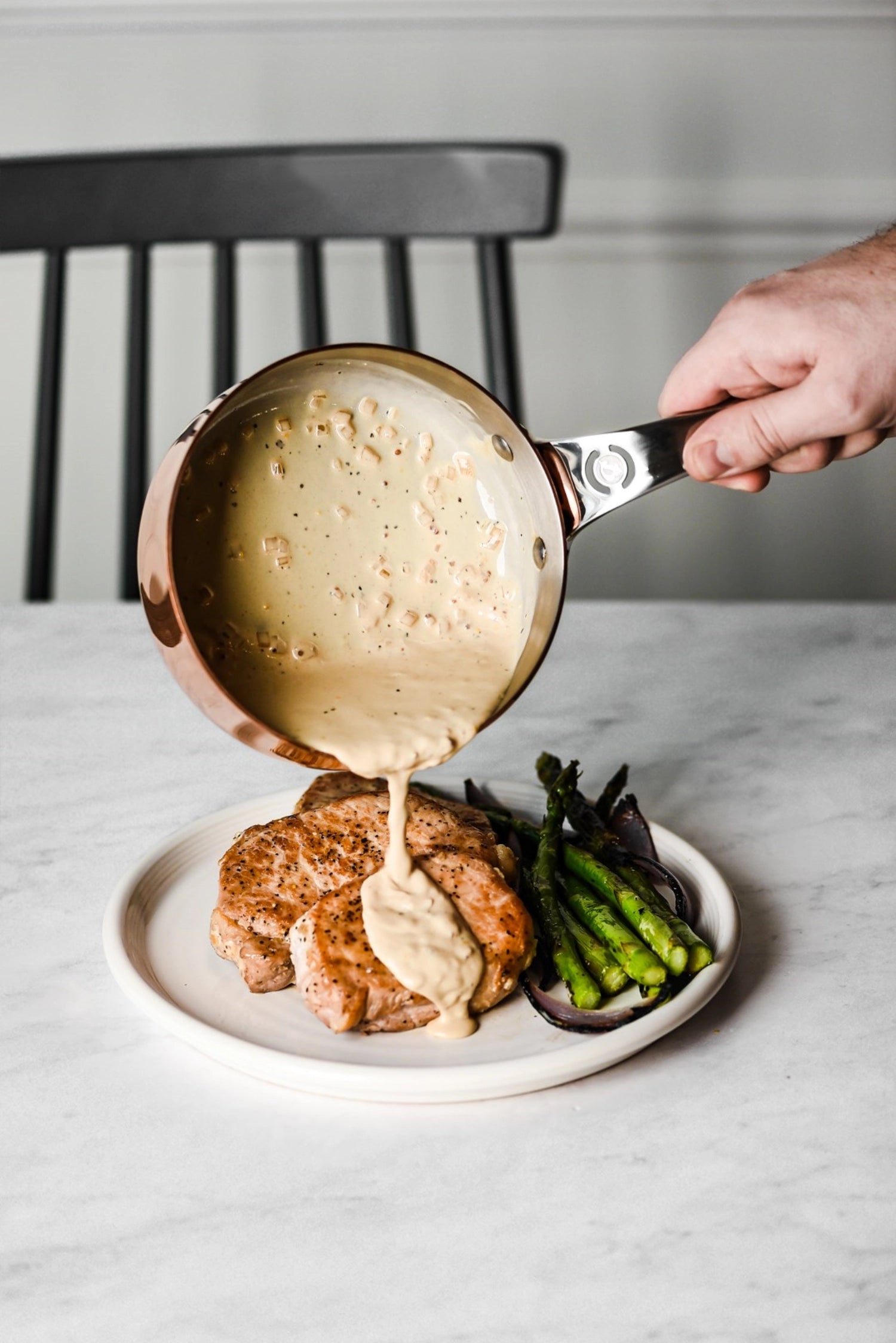 Entdecken Sie die PRIMA MATERA Sauteuse (Ø20cm) von de Buyer – eine elegante Kombination aus Kupfer und Edelstahl, ideal für Induktion und gleichmäßiges Kochen.