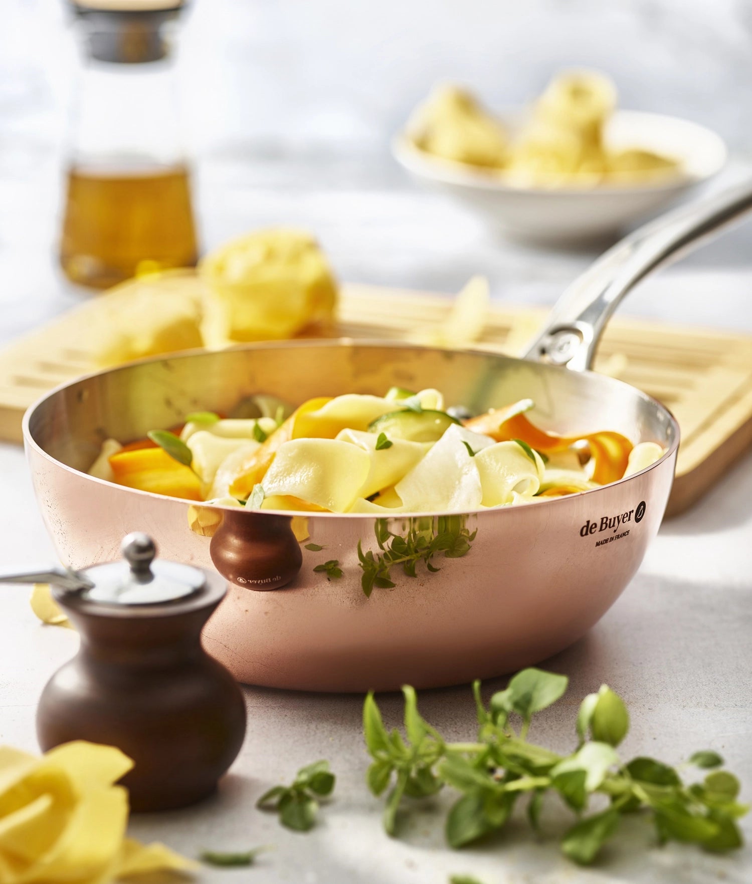 Erleben Sie die PRIMA MATERA Sauteuse konisch aus Kupfer und Edelstahl Ø20cm von de Buyer – perfekt für Induktionskochfelder, vereint Stil und Funktion.