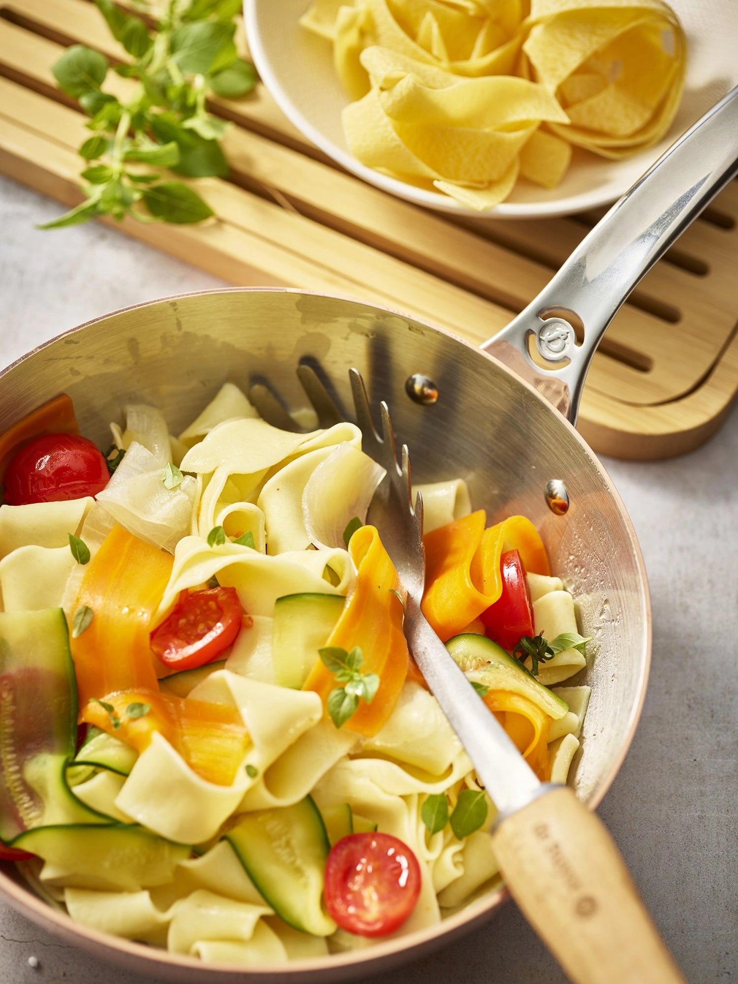 Entdecken Sie die PRIMA MATERA Sauteuse von de Buyer: konisch, aus hochwertigem Kupfer und Edelstahl, Ø20cm, ideal für Induktionsherde.