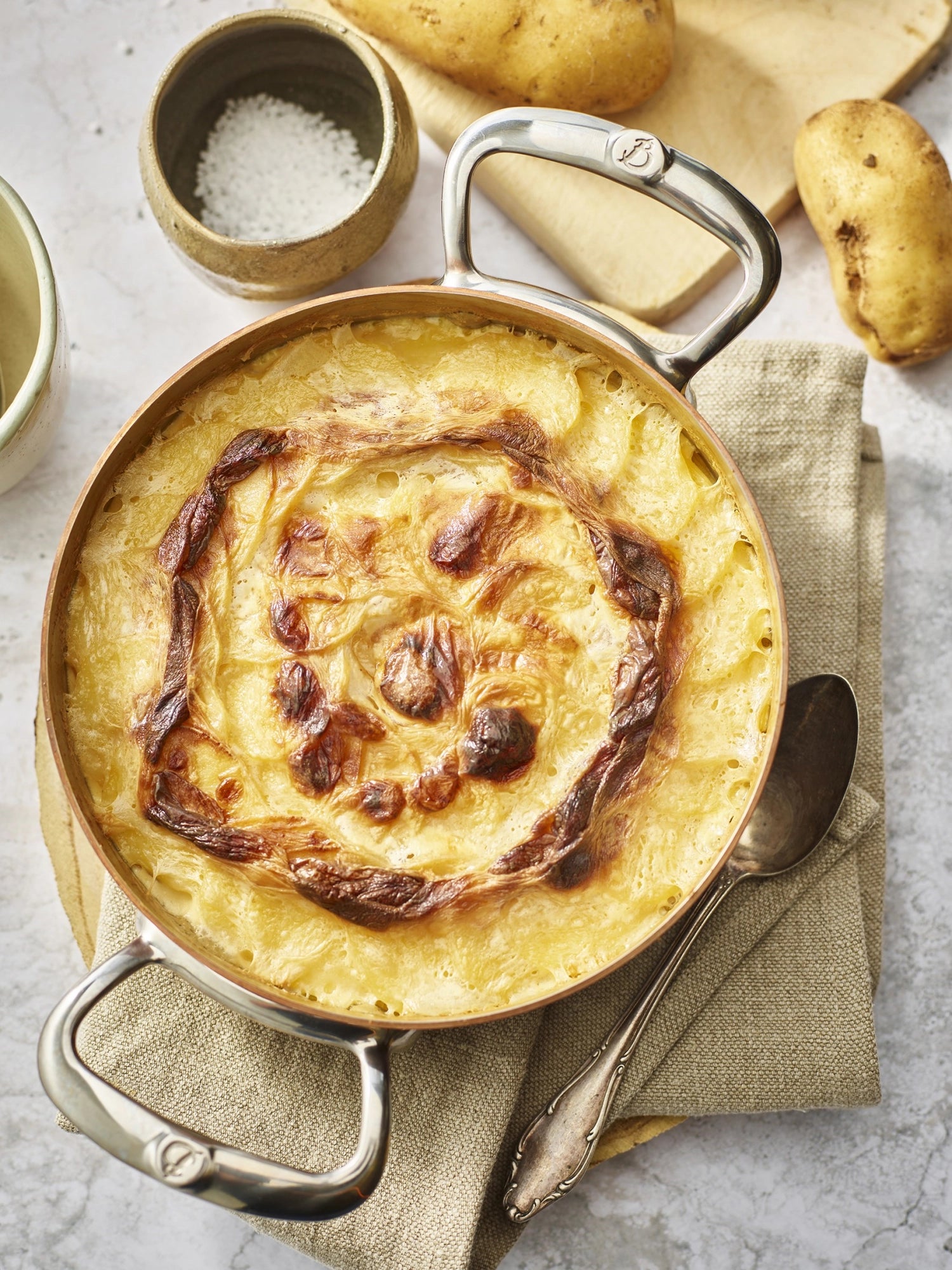 Entdecken Sie den PRIMA MATERA Bratentopf (24cm) von de Buyer: Exzellente Wärmeverteilung, elegantes Design und Induktionsfähigkeit für perfekte Kochresultate.