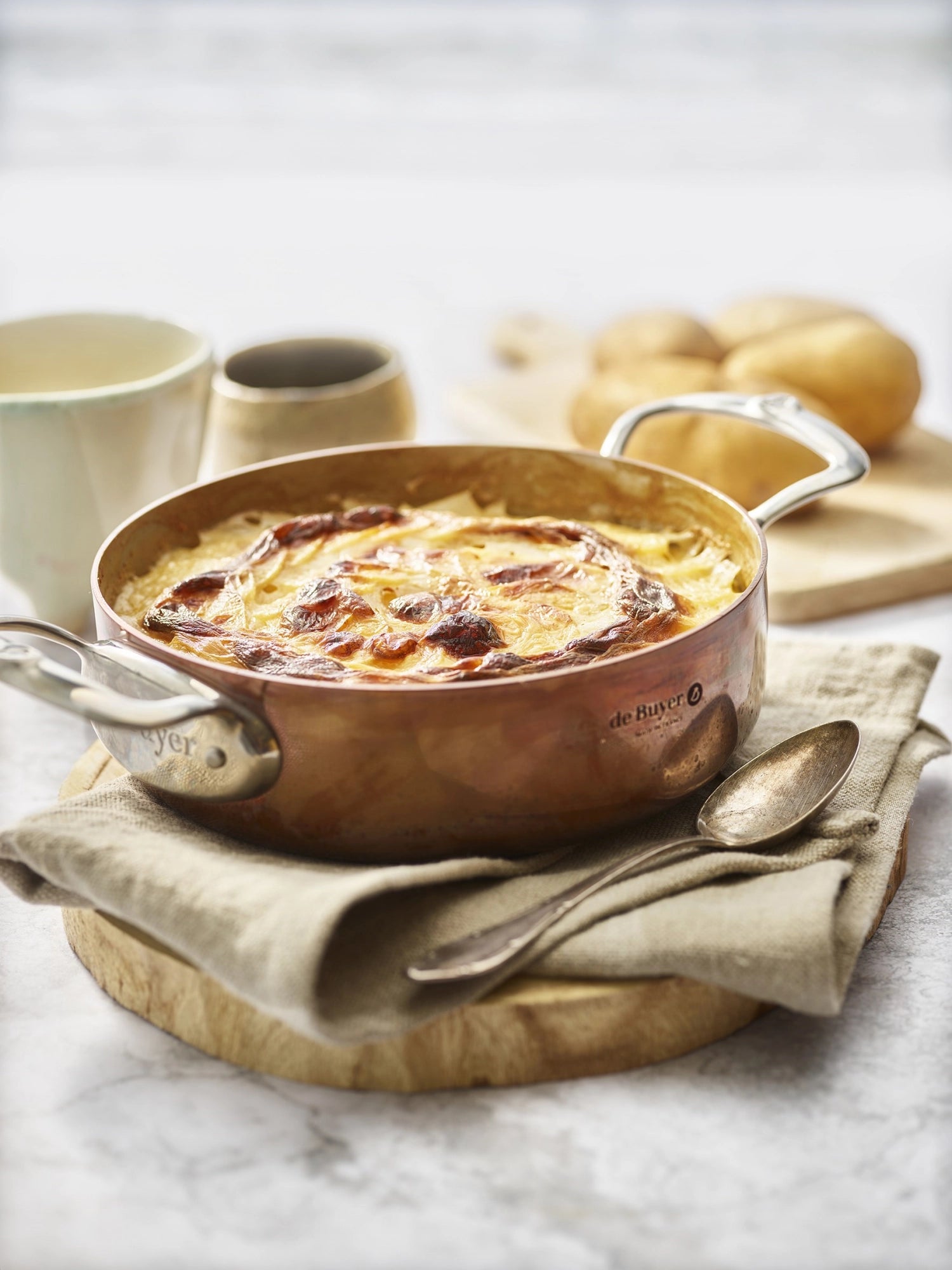 Erleben Sie den PRIMA MATERA Bratentopf von de Buyer. 28 cm Durchmesser, aus edlem Kupfer und Edelstahl, ideal für Induktionsherde.