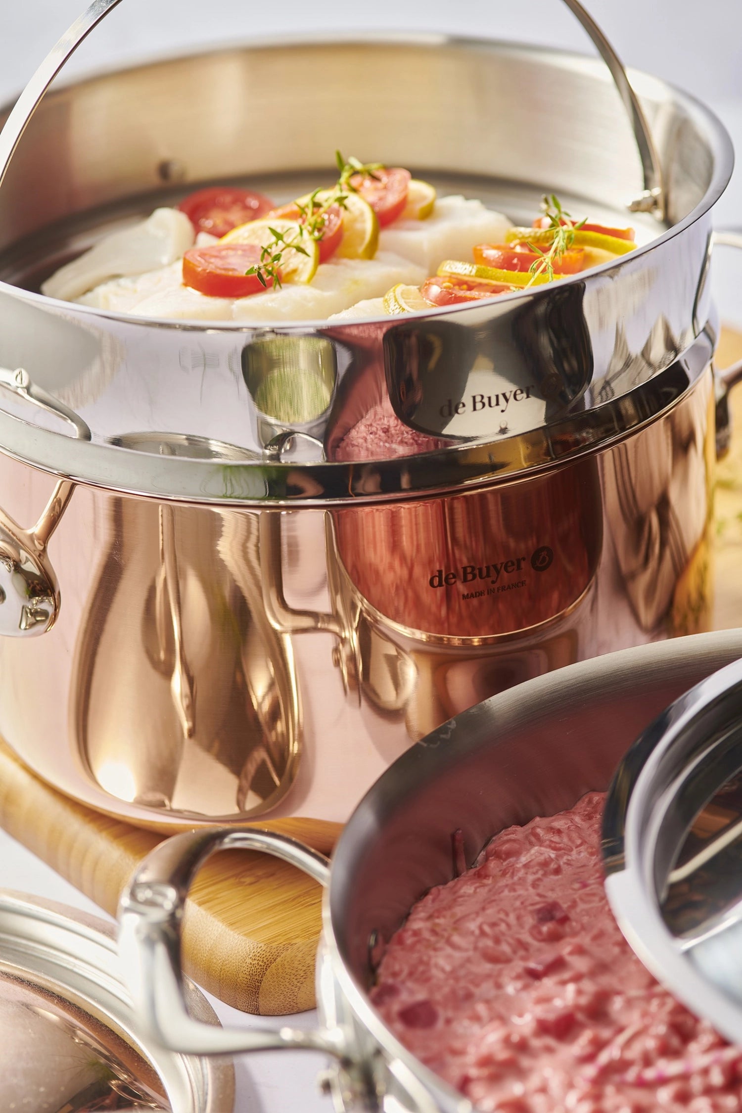 Entdecken Sie den PRIMA MATERA Gemüsetopf von de Buyer: Ø16cm, aus Kupfer und Edelstahl, ideal für aromatisches Garen und elegantes Kochen.