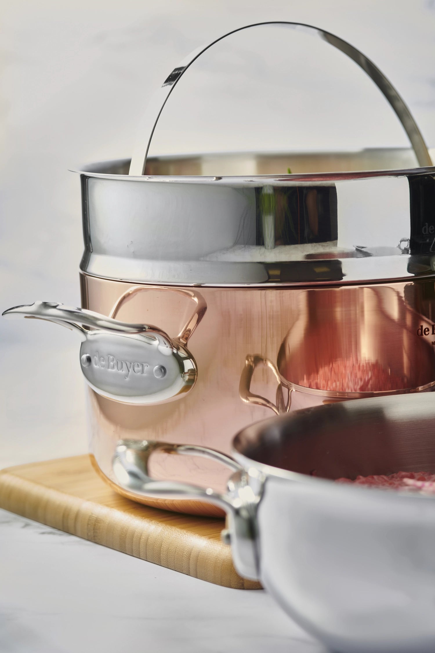 Erleben Sie den PRIMA MATERA Gemüsetopf von de Buyer: 28 cm Durchmesser, aus hochwertigem Kupfer und Edelstahl, perfekt für Induktionsherde und köstliches Kochen.