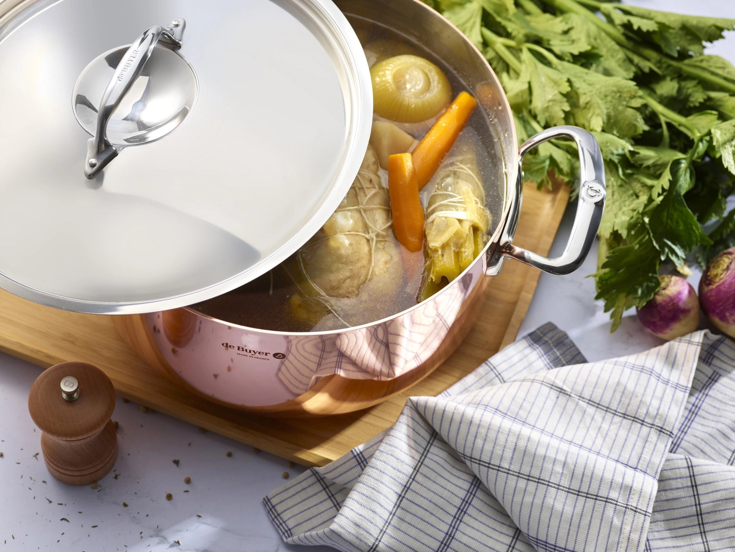 Erleben Sie den PRIMA MATERA Kochtopf von de Buyer: 24 cm, aus hochwertigem Kupfer und Edelstahl, ideal für präzises Kochen und mühelose Pflege.