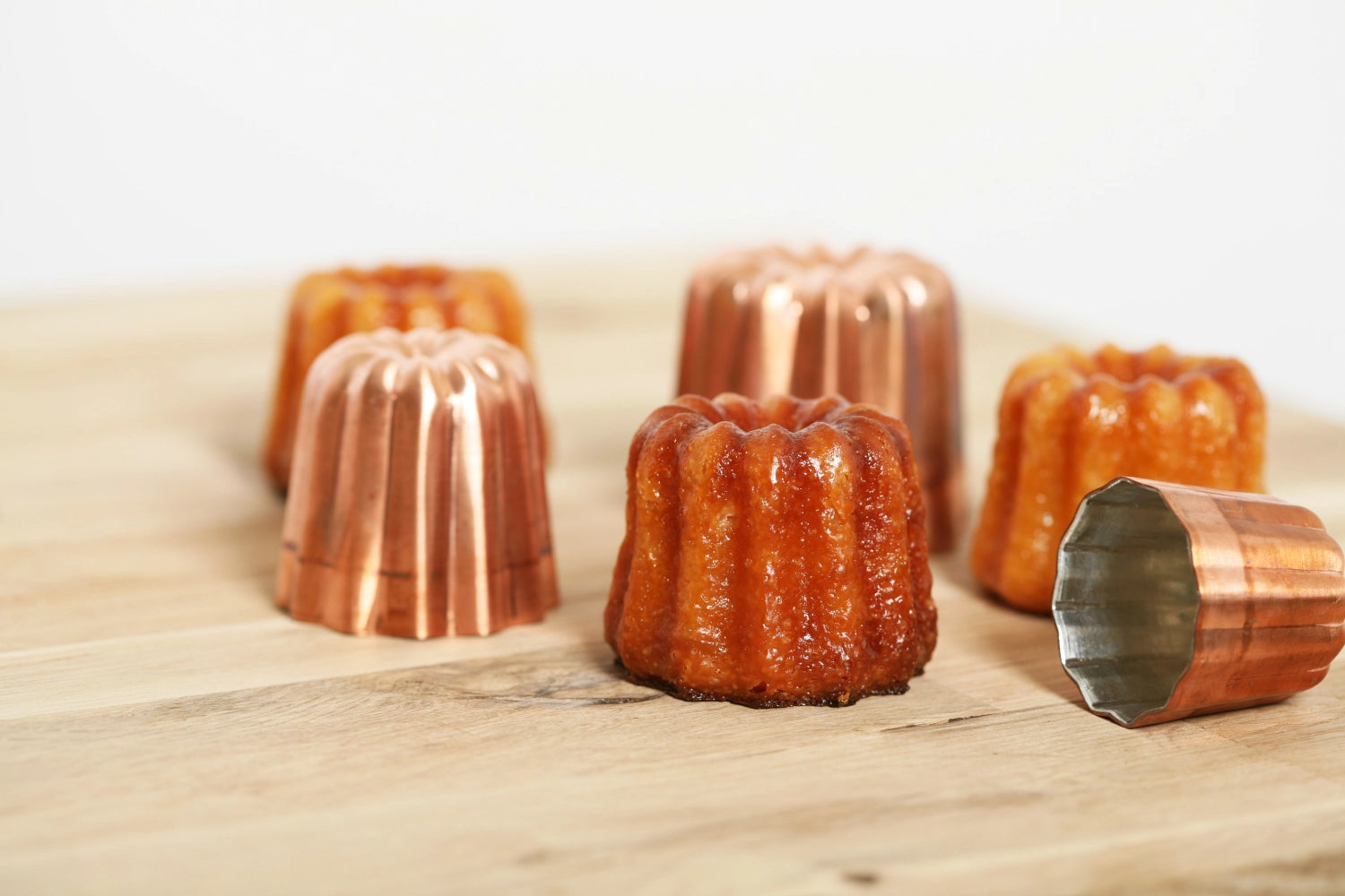 Hochwertige Cannelés Kuchenform aus Kupfer von de Buyer, Ø 3,5 cm, H: 3 cm, ideal für perfekte Backergebnisse und feine Desserts.