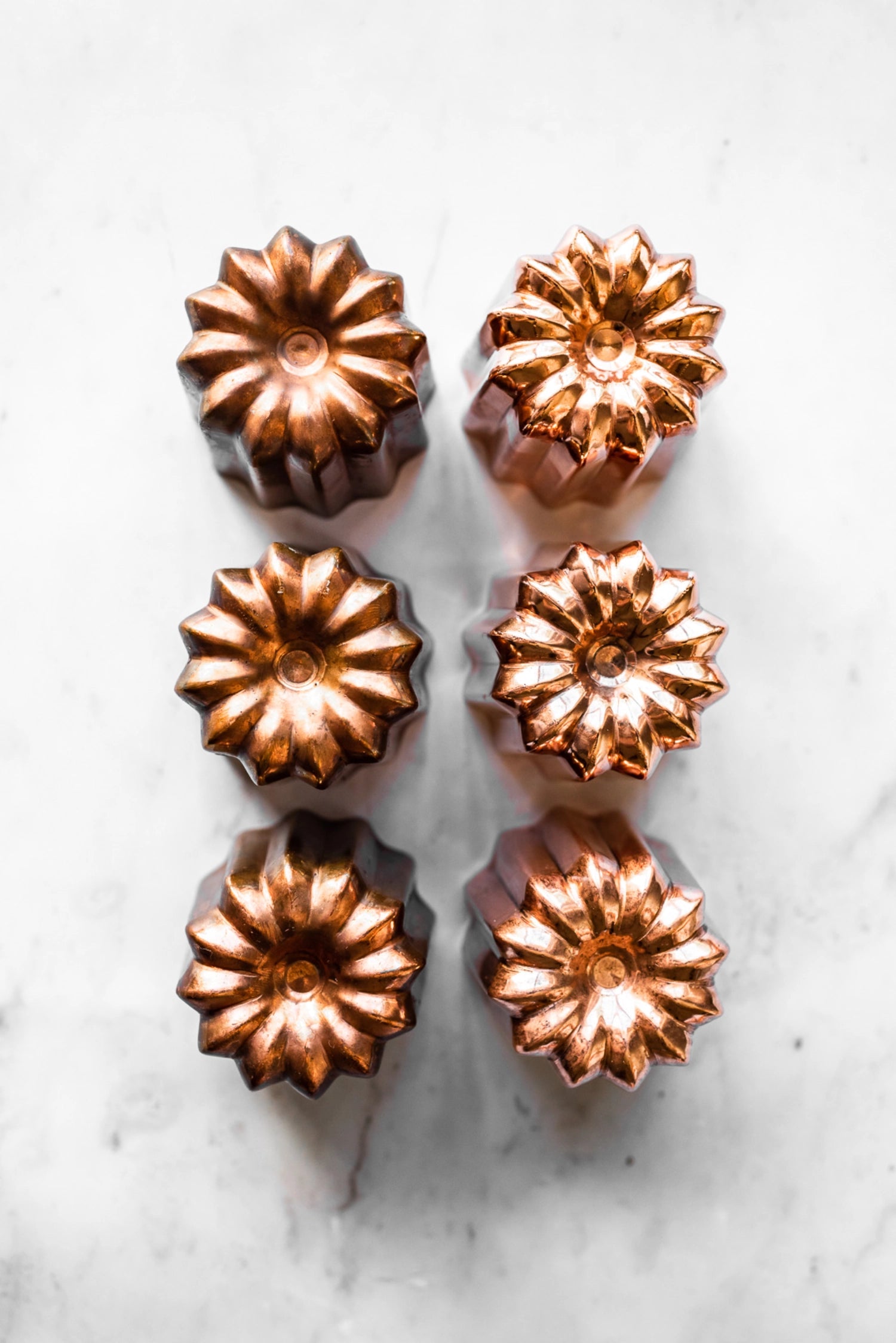 Elegante Cannelés Backform aus Kupfer von de Buyer, Ø 3,5 cm, H: 3 cm, für köstliche, perfekt geformte Desserts und Backwaren.
