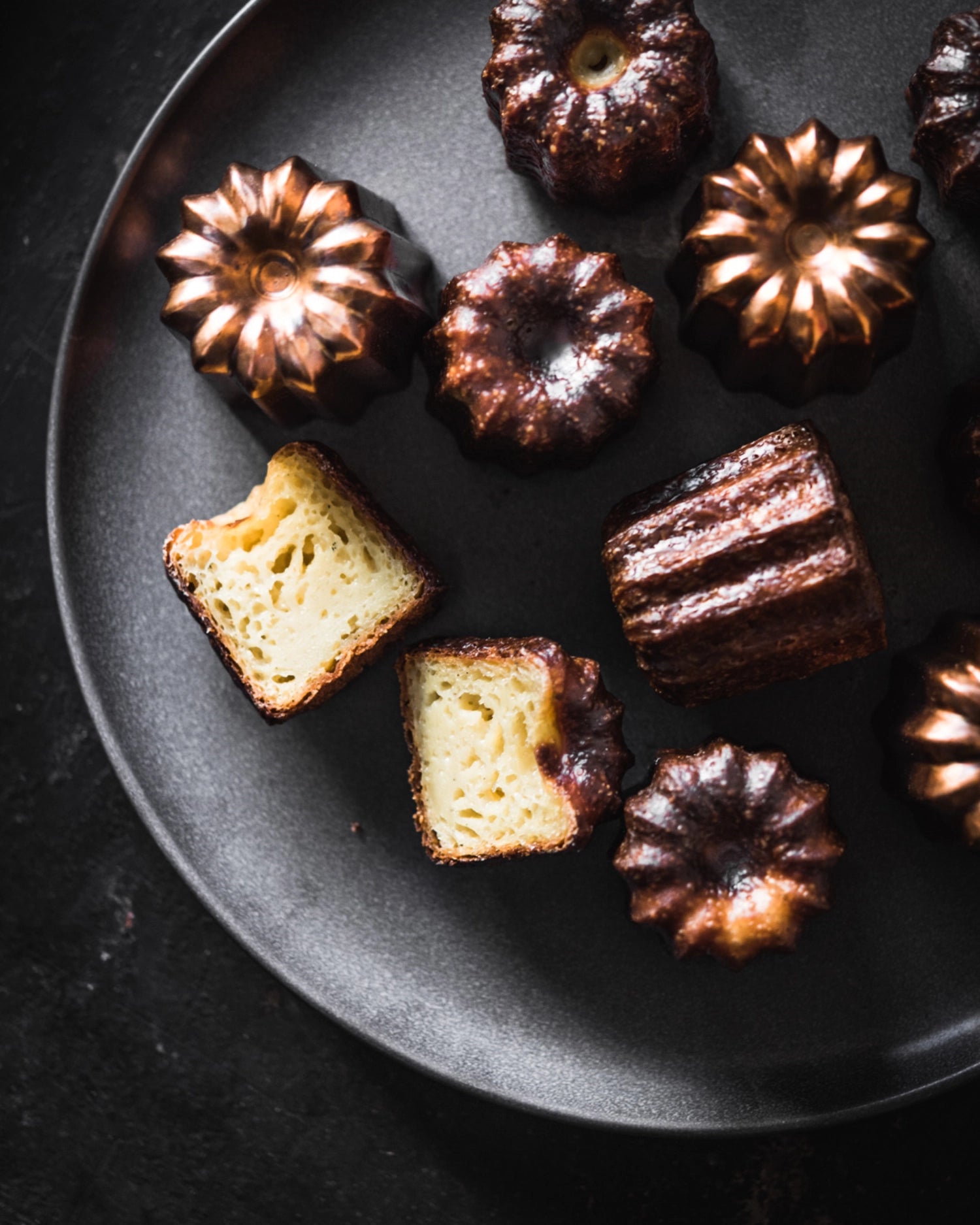 Elegante Cannelés Kuchenform aus Kupfer von de Buyer, perfekt für die Herstellung von köstlichen, kleinen Cannelés mit 3,5 cm Durchmesser.