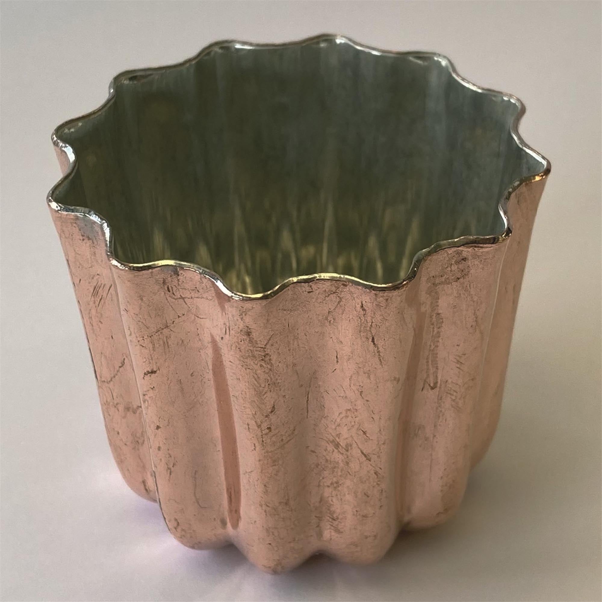 Elegante Kupfer-Kuchenform von de Buyer für perfekte Cannelés: knusprig aussen, weich innen. Hervorragende Wärmeleitung, langlebig und stilvoll.