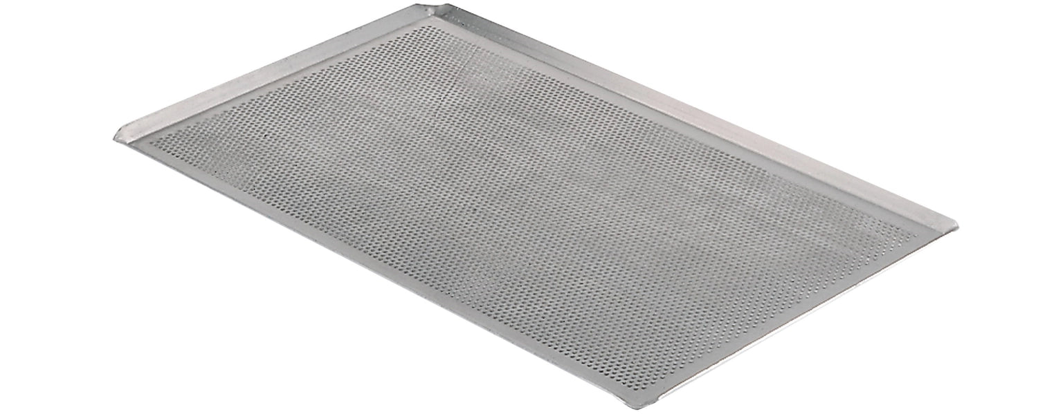 Alu-Backblech 60x40cm mit schräger Kante, perforiert für perfekte Luftzirkulation und gleichmäßiges Backergebnis, ideal für Profis und Hobbybäcker.