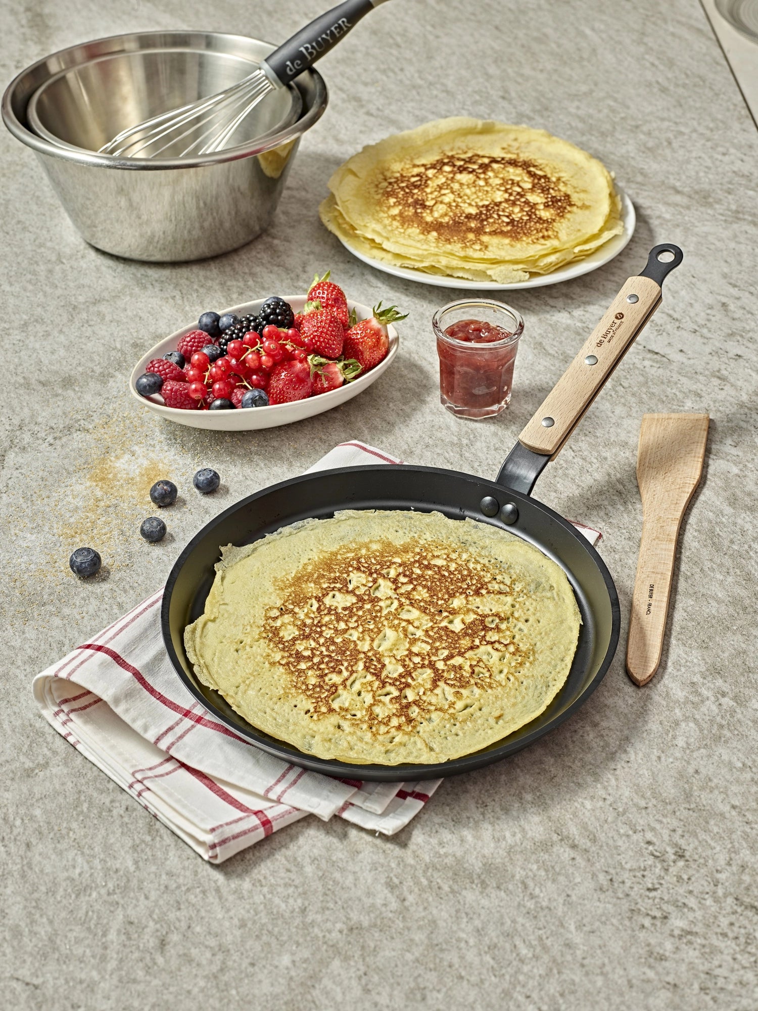 Erleben Sie die Choc B Bois Crêpepfanne Induction 26cm von de Buyer – perfekt für köstliche Crêpes, mit ergonomischem Griff und schneller Wärmeverteilung.
