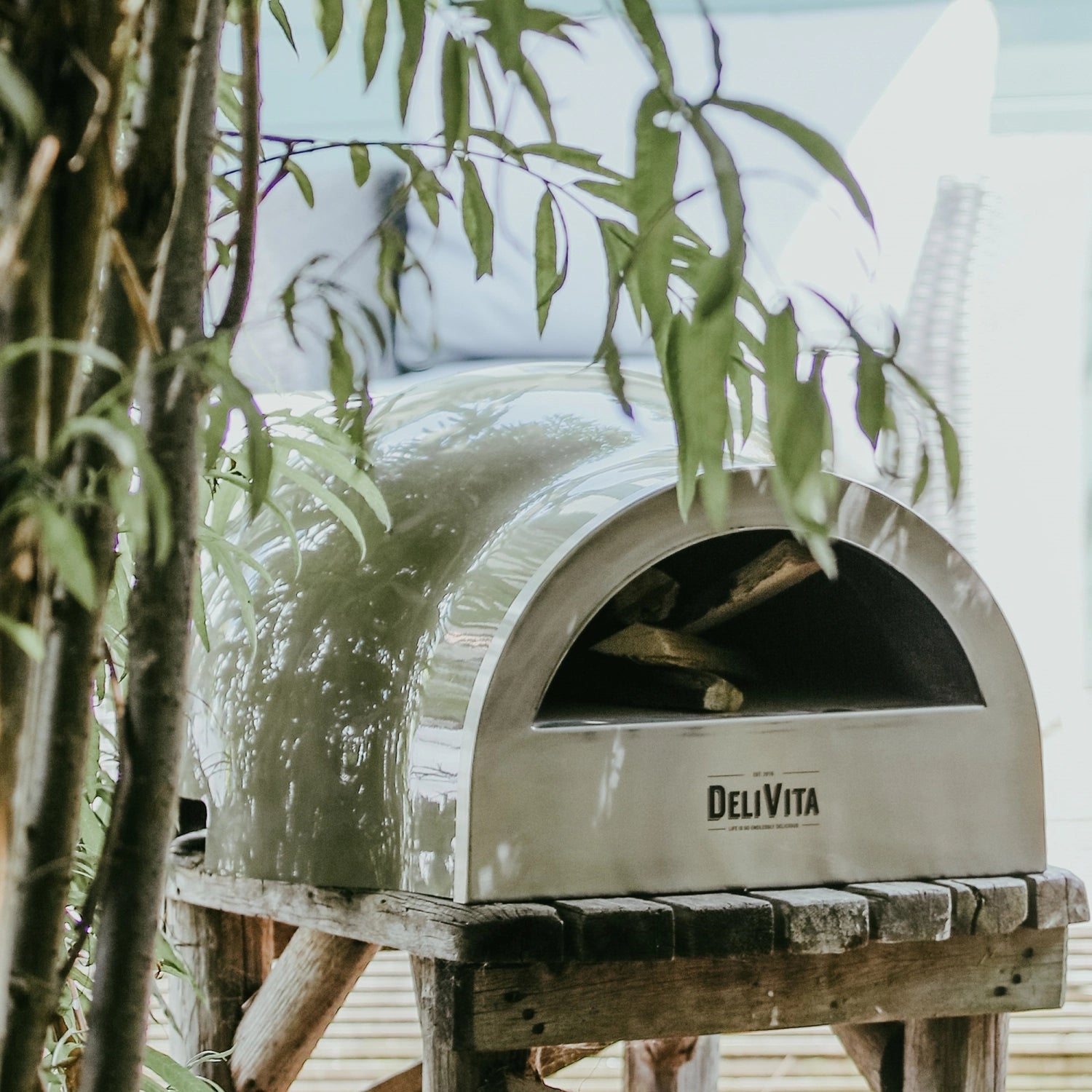Stilvoller olivgrüner Pizzaofen von Delivita, ideal für Gartenpartys, bietet eine perfekte Kombination aus Funktionalität und ansprechendem Design.