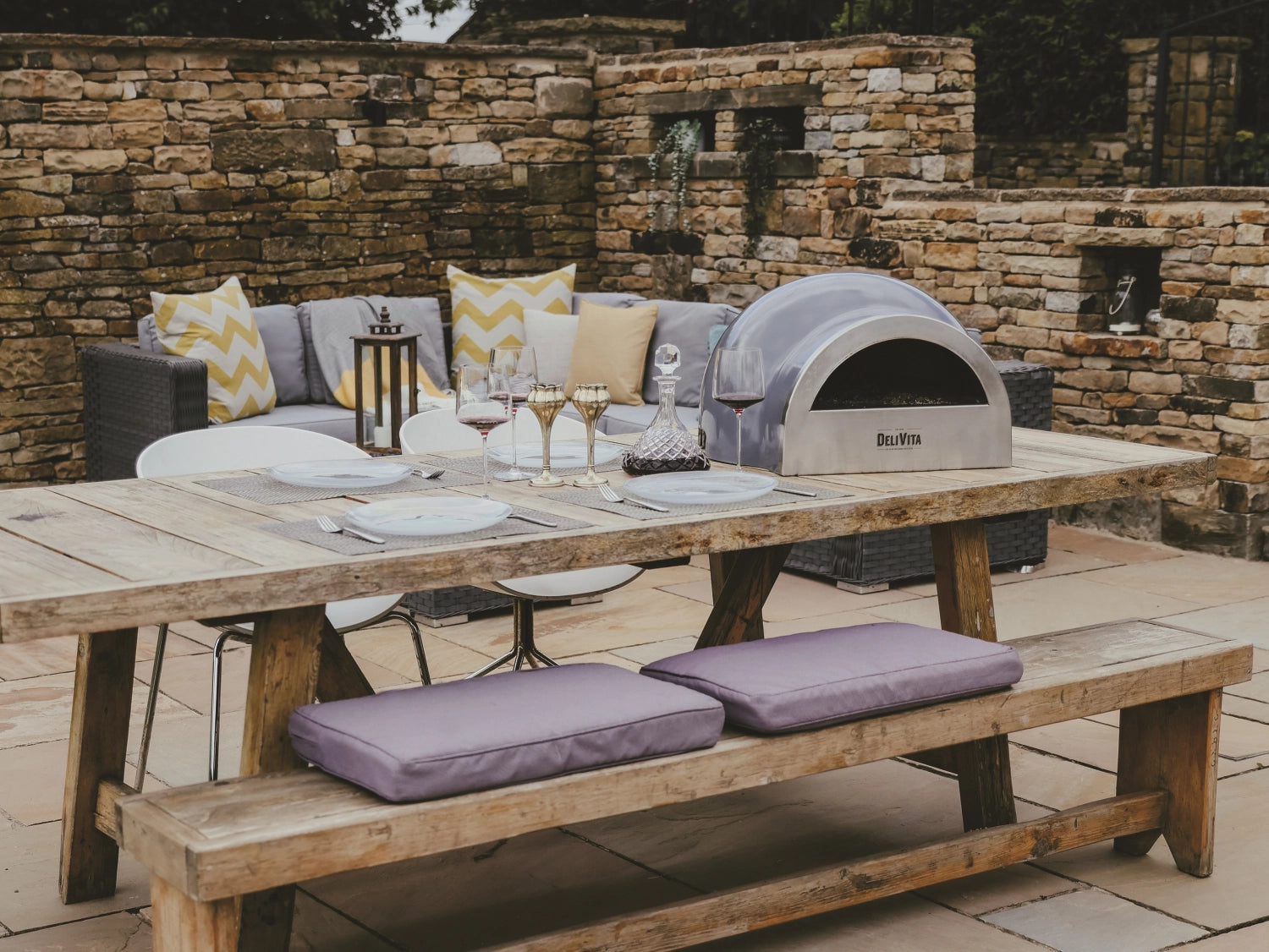 Grauer Pizzaofen von Delivita, ideal für die Zubereitung von köstlicher Pizza im Freien, mit modernem Design und hoher Funktionalität.