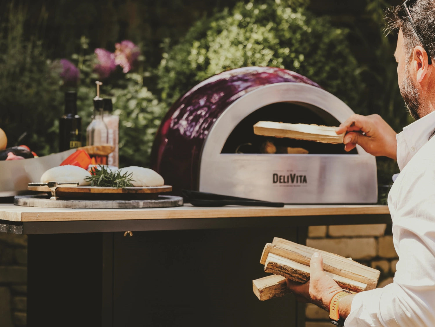 Beerenroter Pizzaofen von Delivita, ideal für die Zubereitung von köstlicher Pizza im Freien, stilvolles Design und hohe Funktionalität.