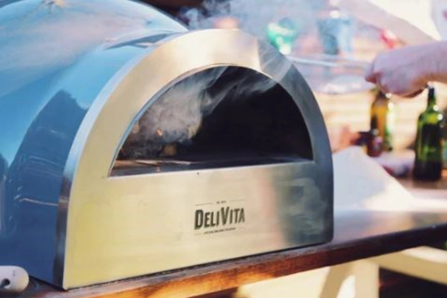 Blauer Pizzaofen von Delivita, ideal für die Zubereitung von köstlicher Pizza im Freien, stilvolles Design und hohe Leistung.
