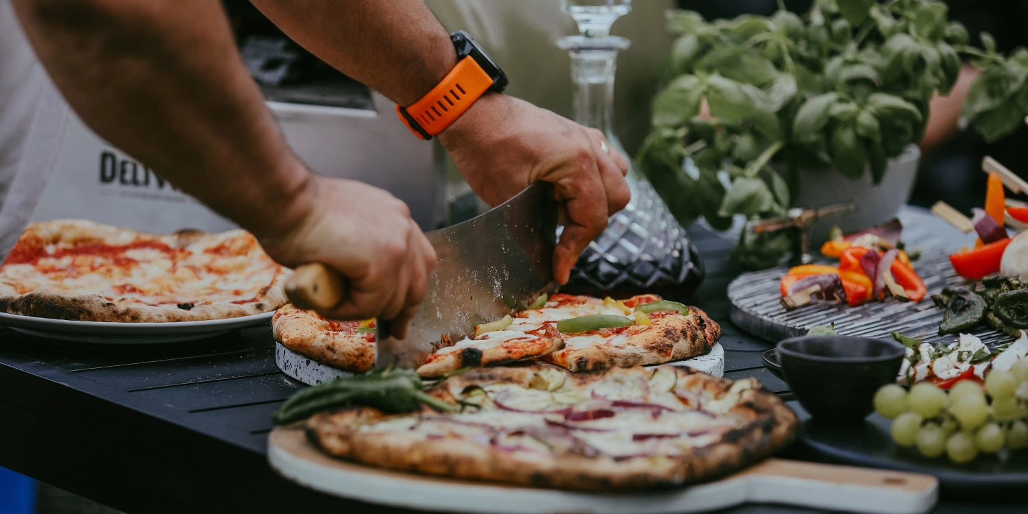 Erleben Sie den Delivita Pizzaschneider: Robuste Edelstahlklinge, ergonomisches Design und müheloses Schneiden für perfekte Pizzastücke.