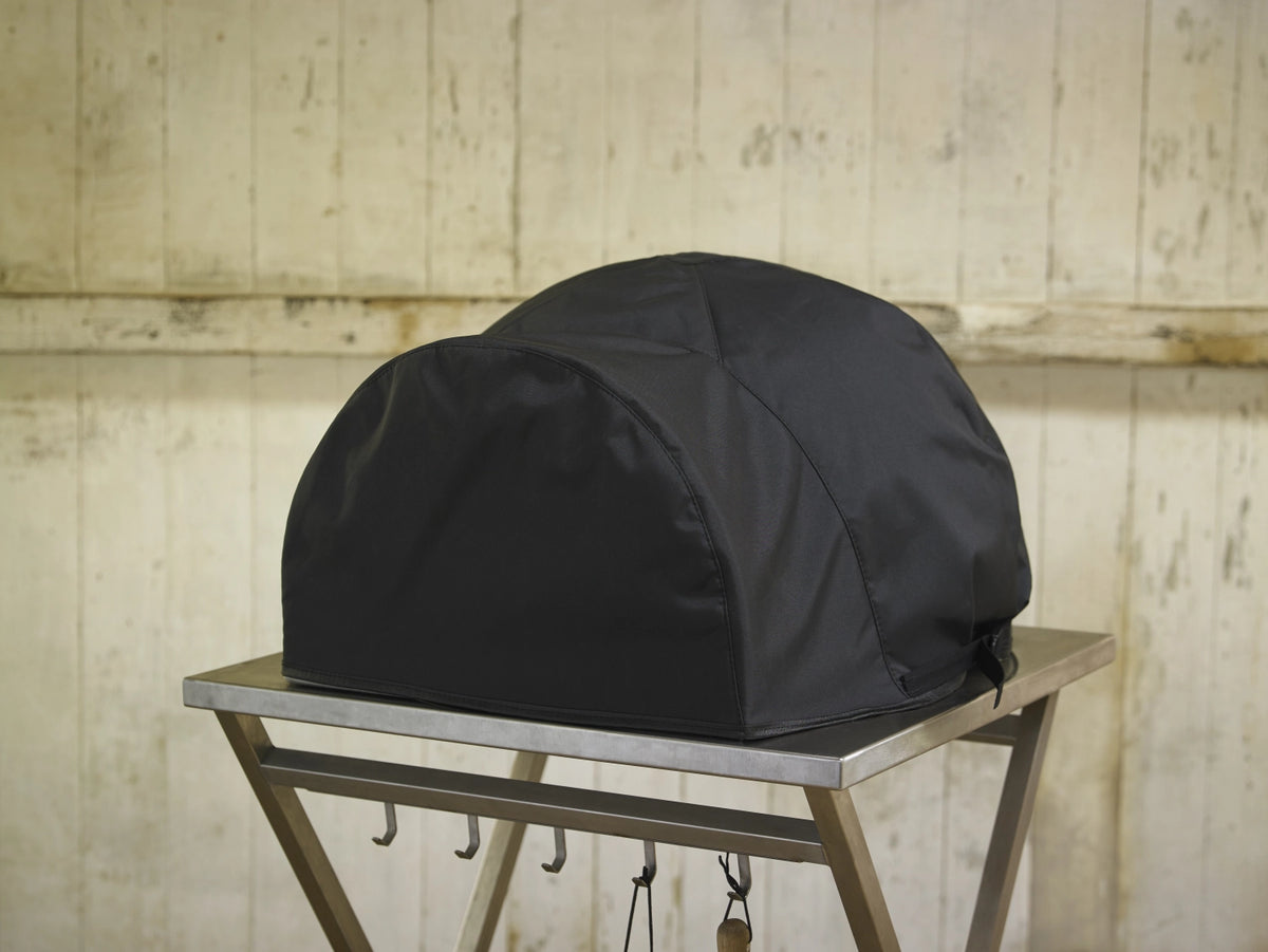Ofen Abdeckhaube in Schwarz präsentiert im Onlineshop von KAQTU Design AG. Backutensilien ist von Delivita