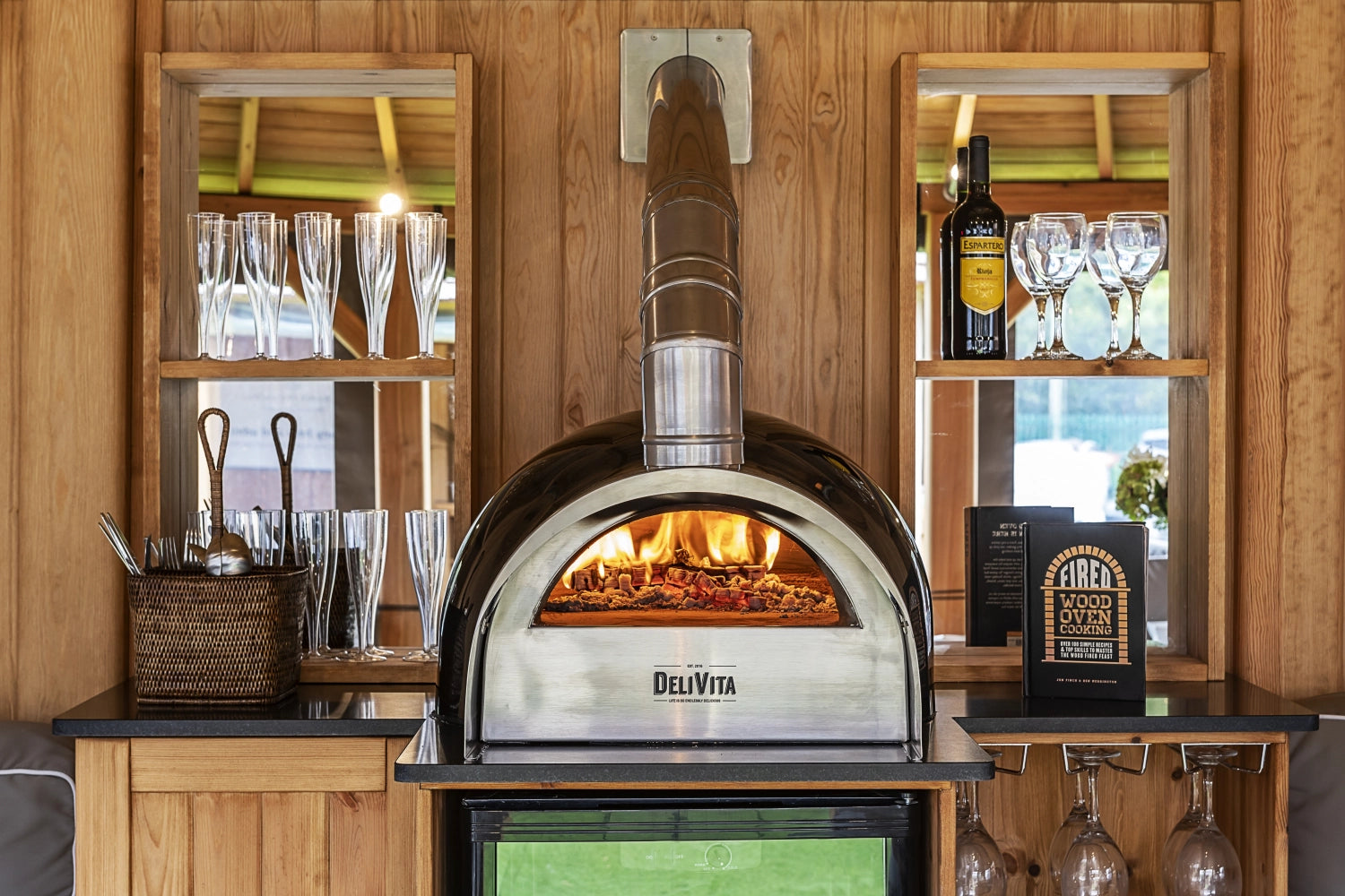 Delivita Pizzaofen Abzug, stilvolles Zubehör für perfekten Pizzagenuss, robustes Design, ideal für Outdoor-Küchen und Grillabende.