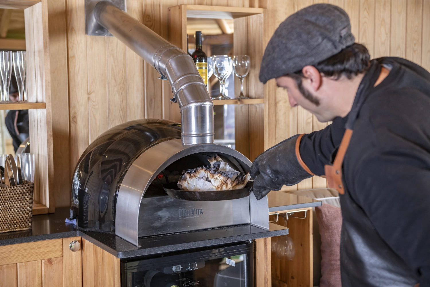 Hochwertiger Ofen Abzug von Delivita, optimiert für Pizzaöfen, vereint Funktionalität und Eleganz für unvergessliche Grillabende im Freien.