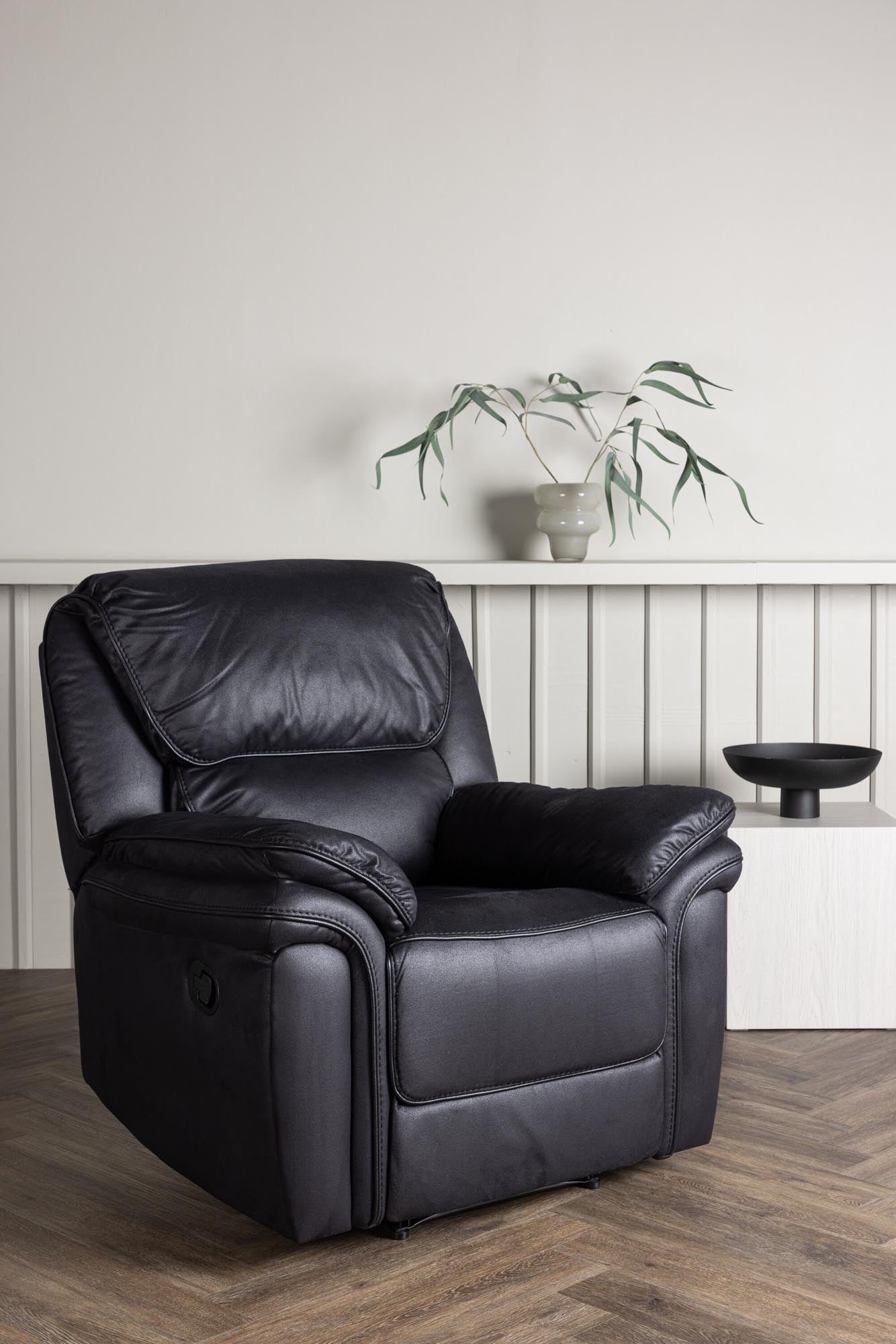 Erleben Sie das Saranda Liegesofa von Venture Home – stilvoll, komfortabel und mit praktischer Liegefunktion für entspannte Momente.