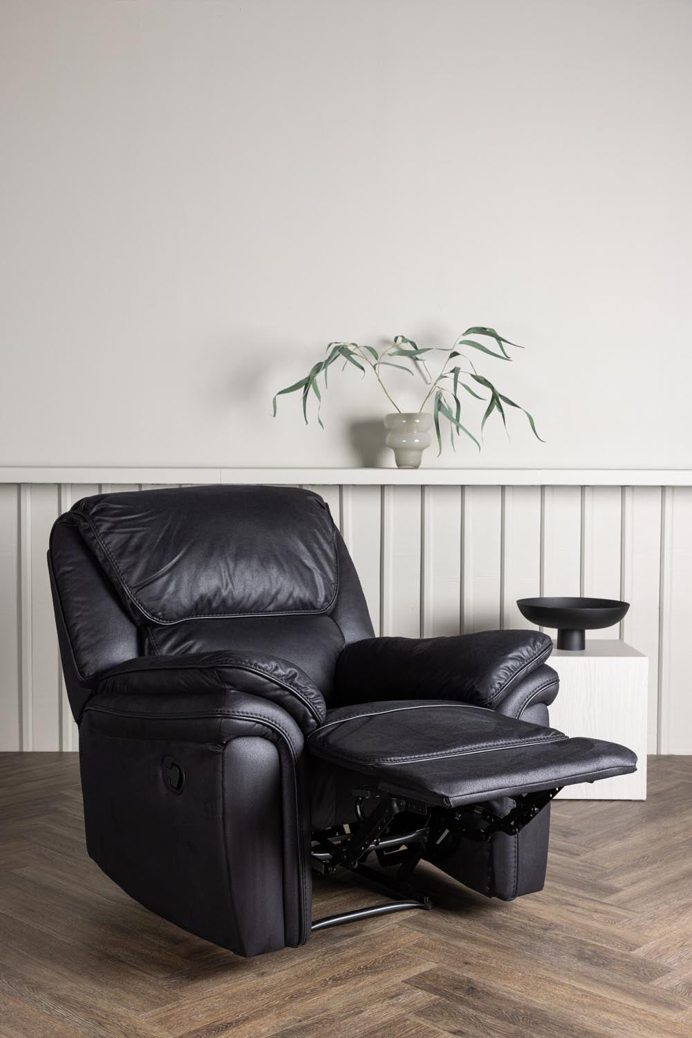 Saranda Liegesofa in Schwarz präsentiert im Onlineshop von KAQTU Design AG. Sessel mit Armlehnen ist von Venture Home