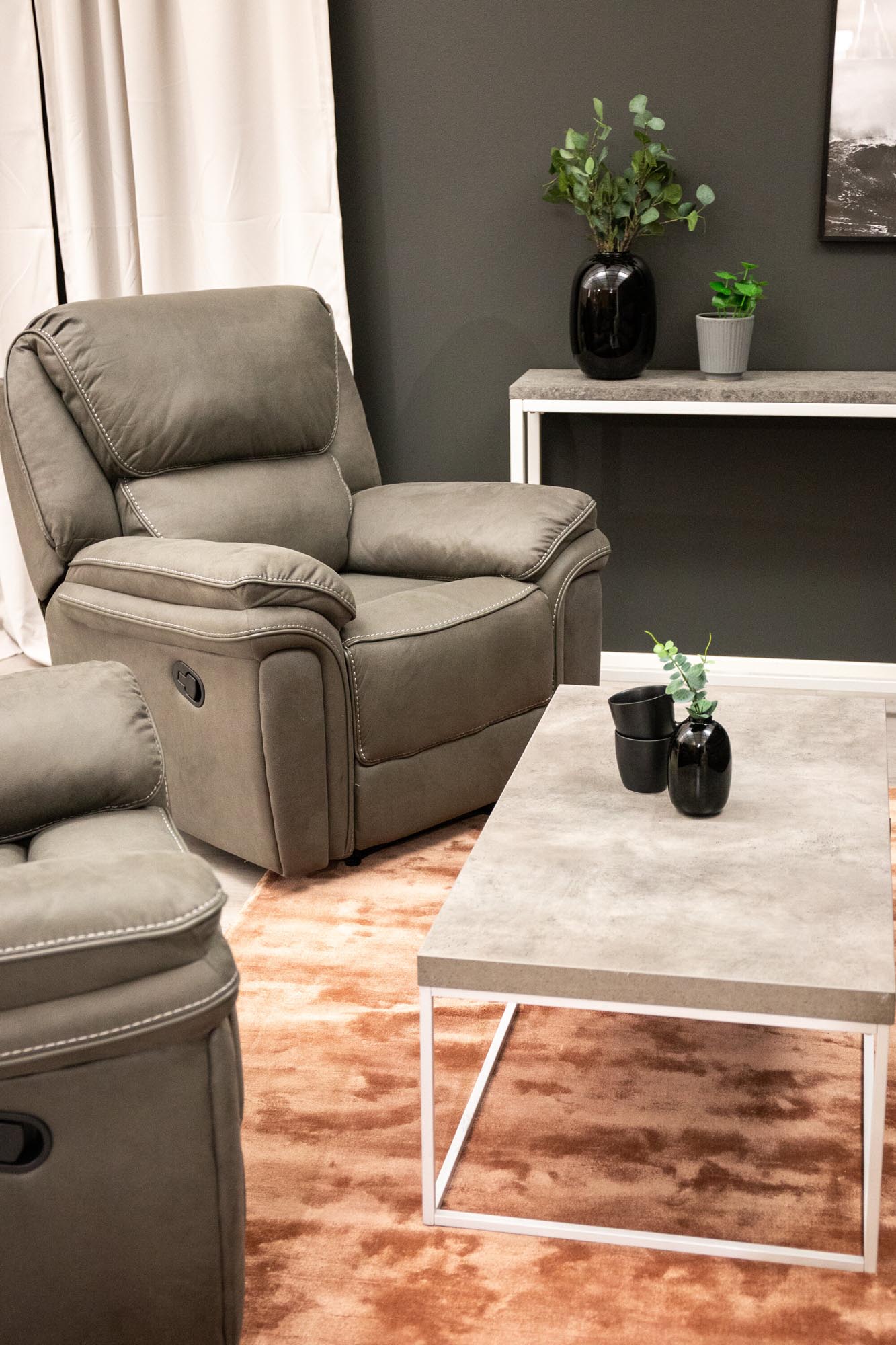 Eleganter Saranda Sessel von Venture Home: Grauer Mikrofaserbezug, hoher Sitzkomfort, verstellbare Liegefunktion, pflegeleicht.