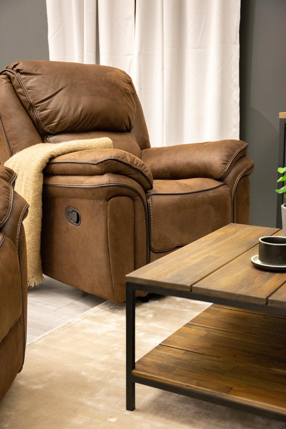 Saranda Sessel in Braun präsentiert im Onlineshop von KAQTU Design AG. Sessel mit Armlehnen ist von Venture Home