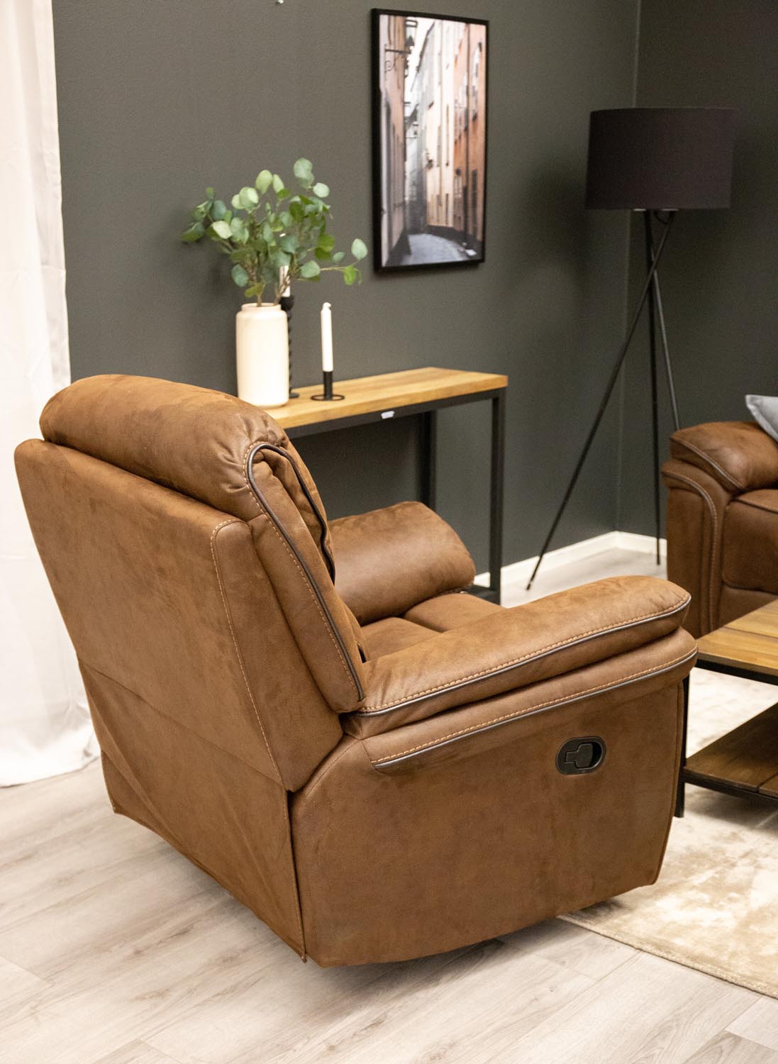Saranda Sessel in Braun präsentiert im Onlineshop von KAQTU Design AG. Sessel mit Armlehnen ist von Venture Home