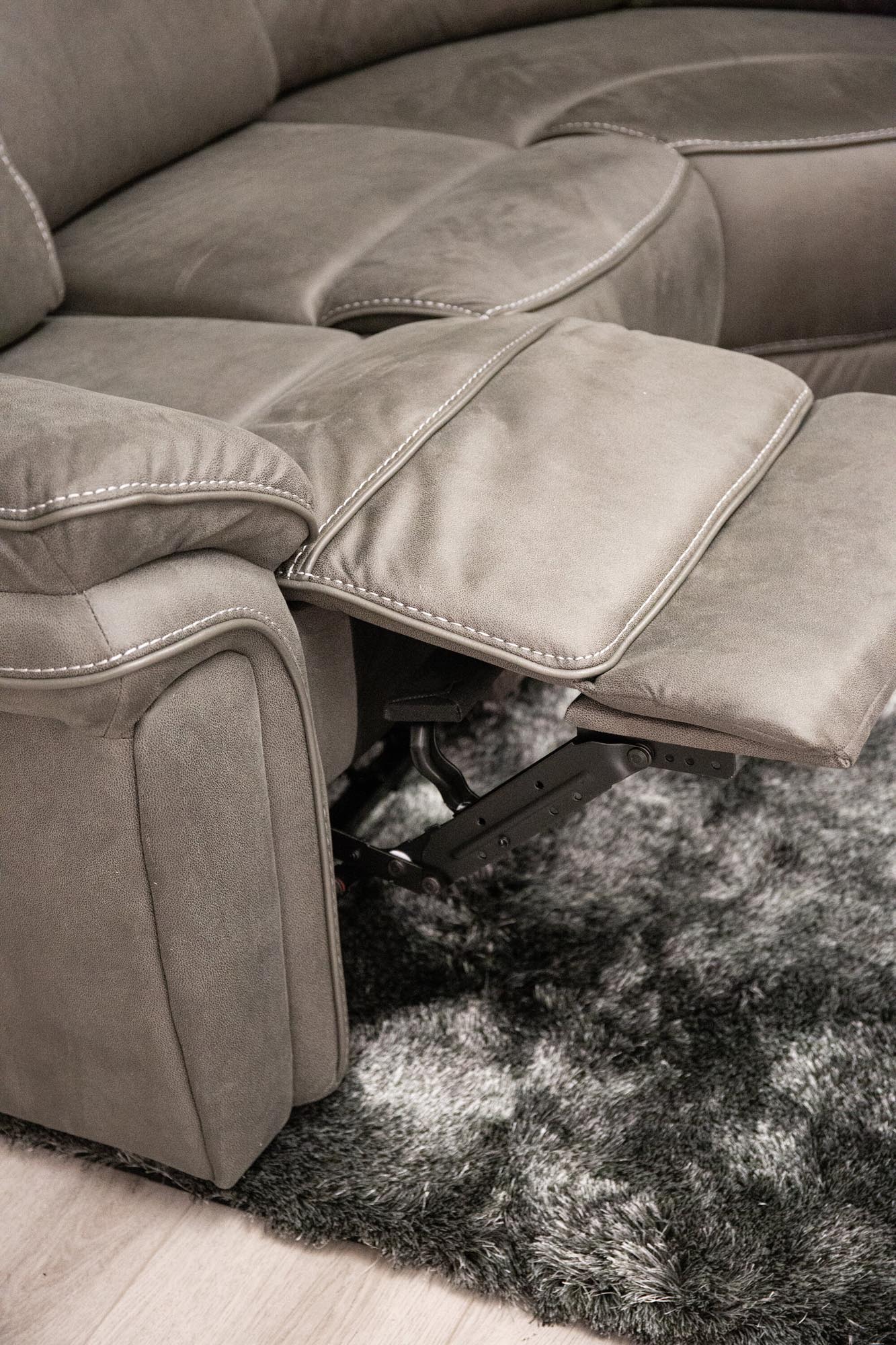 Elegantes Saranda Sofa von Venture Home in modernem Grau. Pflegeleichte Mikrofaser, anpassbare Rückenlehne und stilvolles Design für ultimativen Komfort.