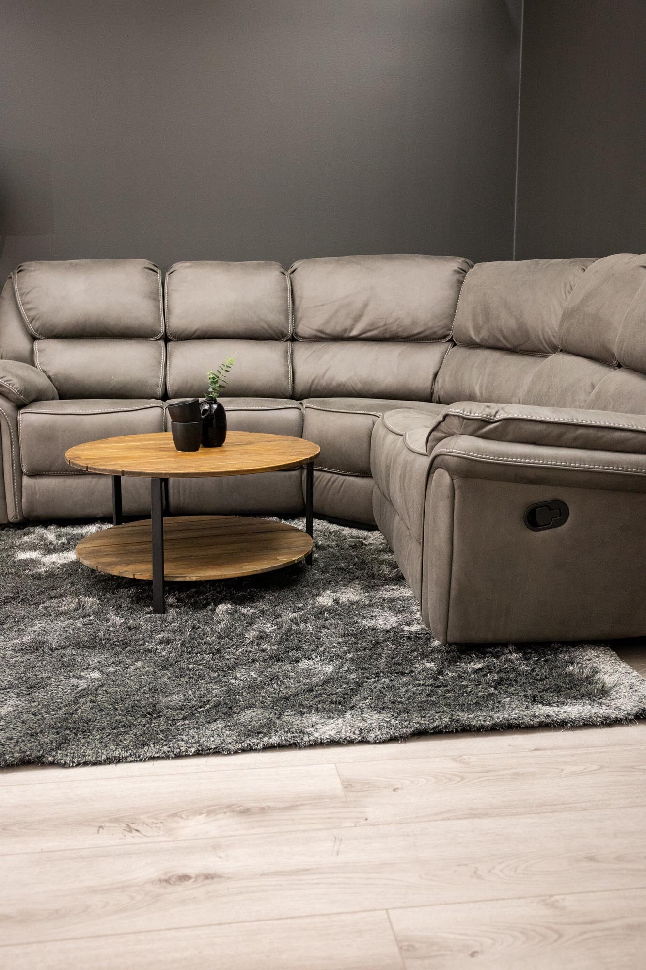 Stilvolles Saranda Sofa von Venture Home: Pflegeleichte Mikrofaser, modernes Design und optimaler Komfort für Ihr Zuhause.