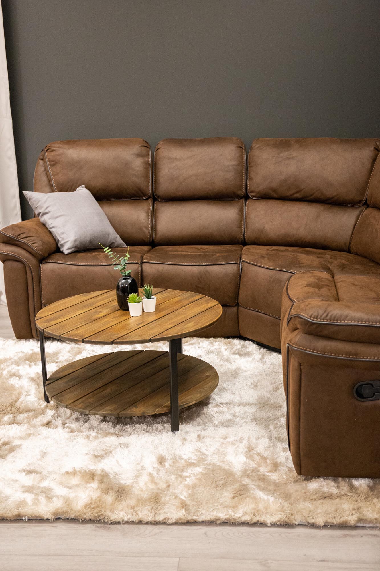 Elegantes Saranda Sofa von Venture Home mit luxuriösem Mikrofaserbezug.