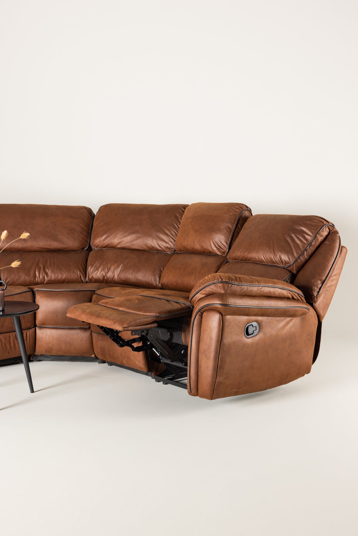 Saranda Sofa in Braun präsentiert im Onlineshop von KAQTU Design AG. Ecksofa ist von Venture Home